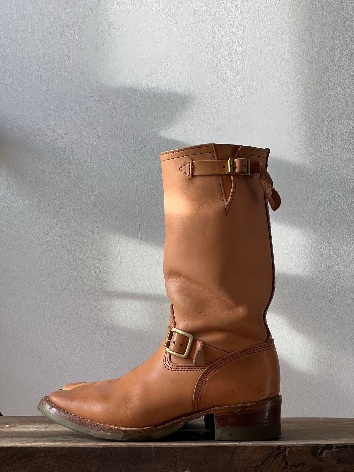 Photo by mediumraw09 on December 2, 2022 of the Wesco Boss Engineer Boot in Horween Natural Essex.