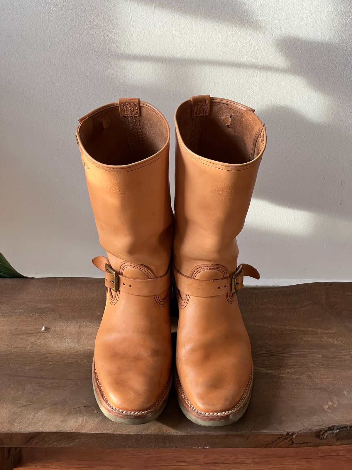 Photo by mediumraw09 on December 2, 2022 of the Wesco Boss Engineer Boot in Horween Natural Essex.