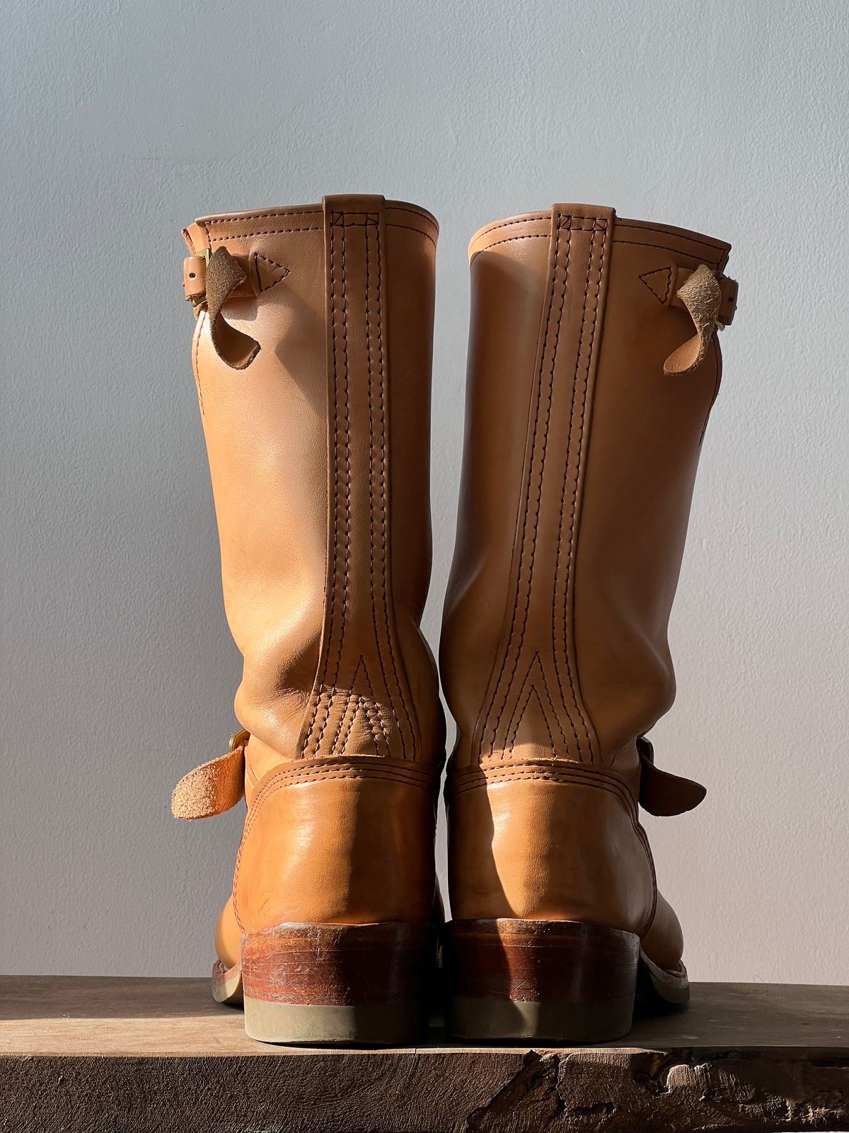 Photo by mediumraw09 on January 1, 2023 of the Wesco Boss Engineer Boot in Horween Natural Essex.