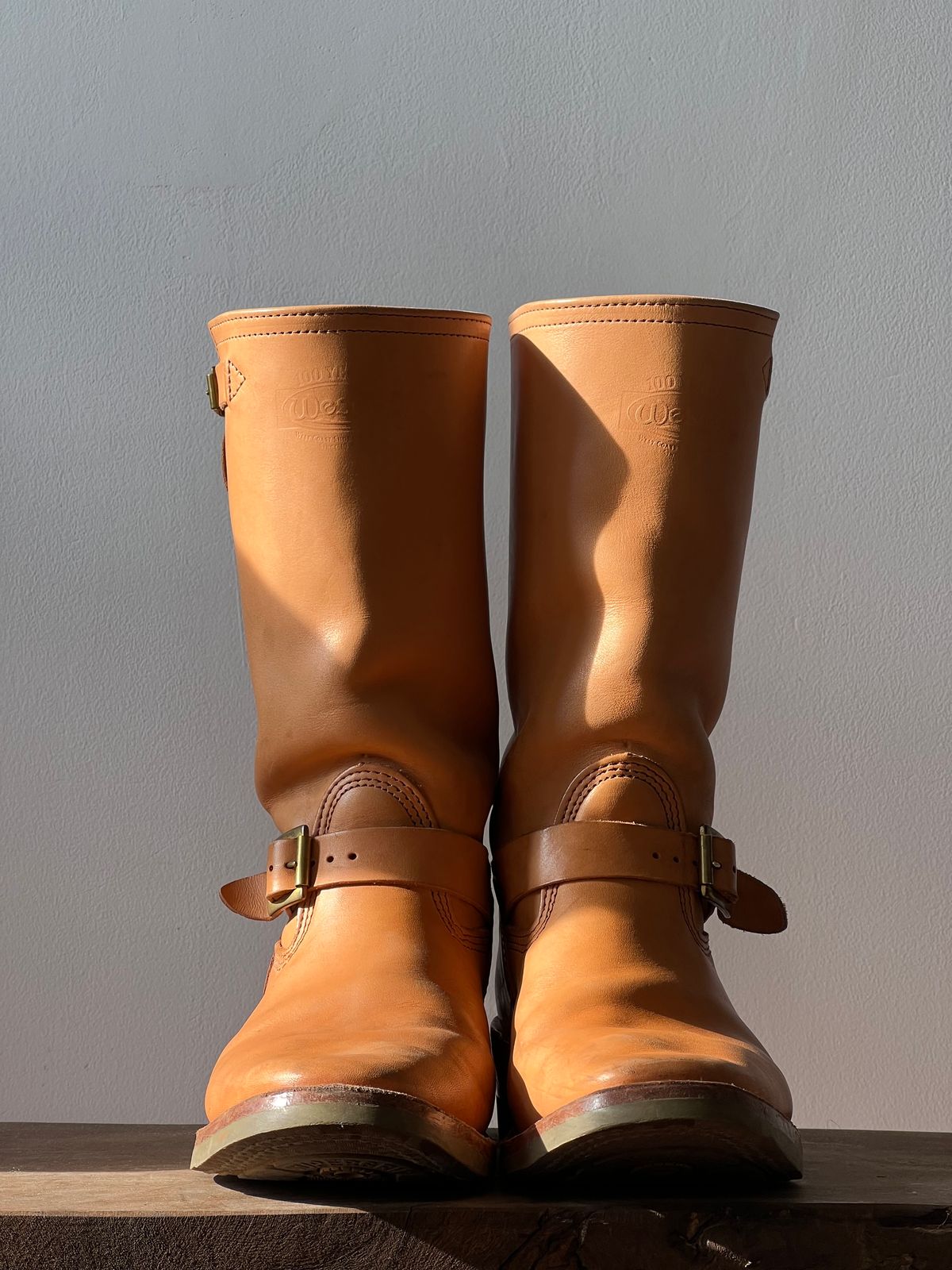 Photo by mediumraw09 on January 1, 2023 of the Wesco Boss Engineer Boot in Horween Natural Essex.
