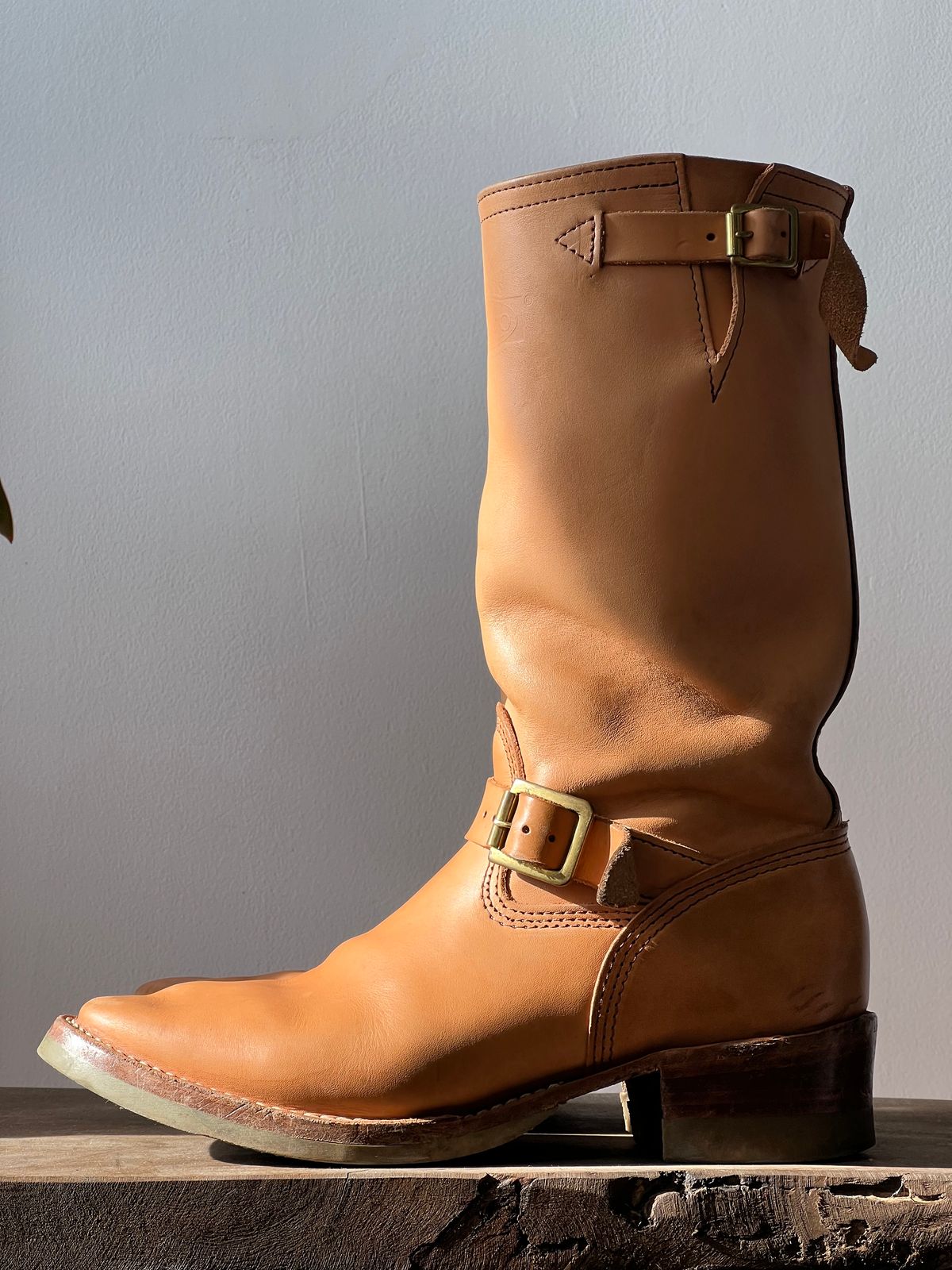 Photo by mediumraw09 on January 1, 2023 of the Wesco Boss Engineer Boot in Horween Natural Essex.