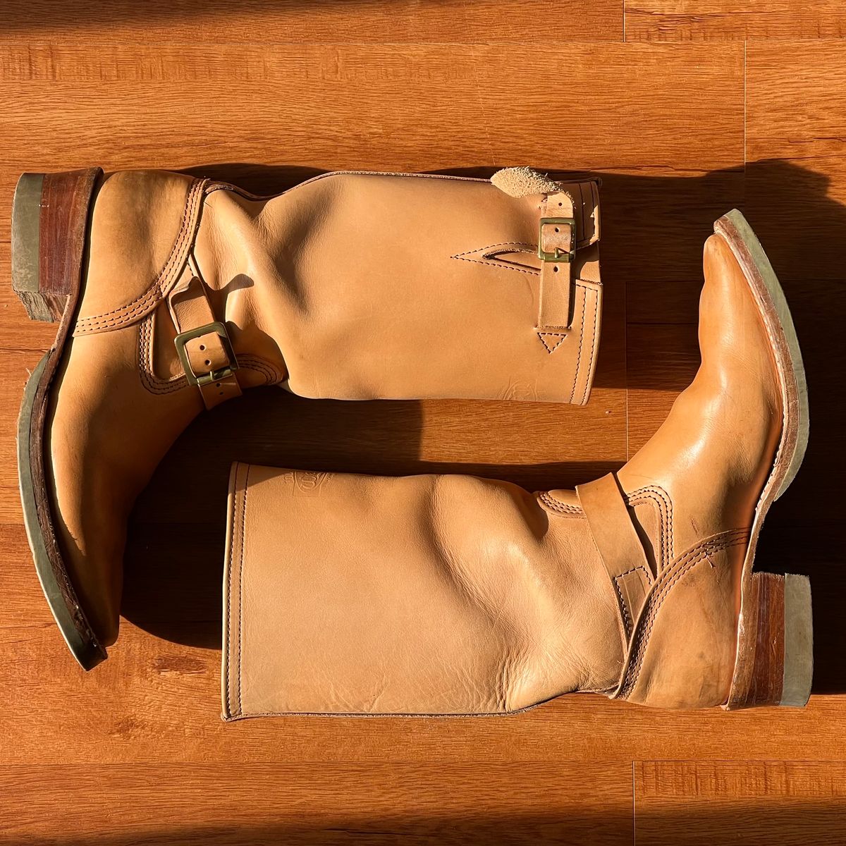Photo by mediumraw09 on January 1, 2023 of the Wesco Boss Engineer Boot in Horween Natural Essex.