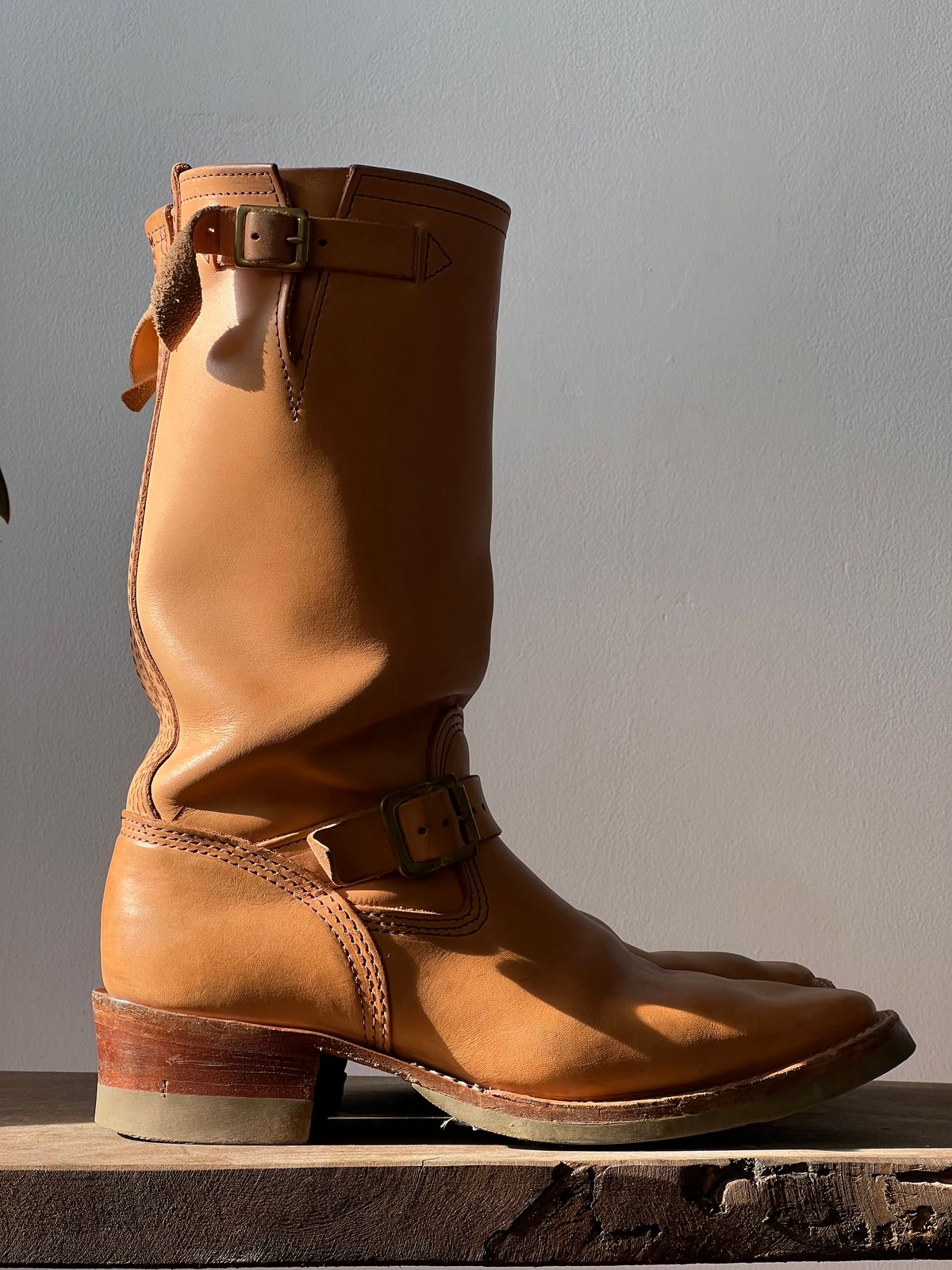 Photo by mediumraw09 on January 1, 2023 of the Wesco Boss Engineer Boot in Horween Natural Essex.