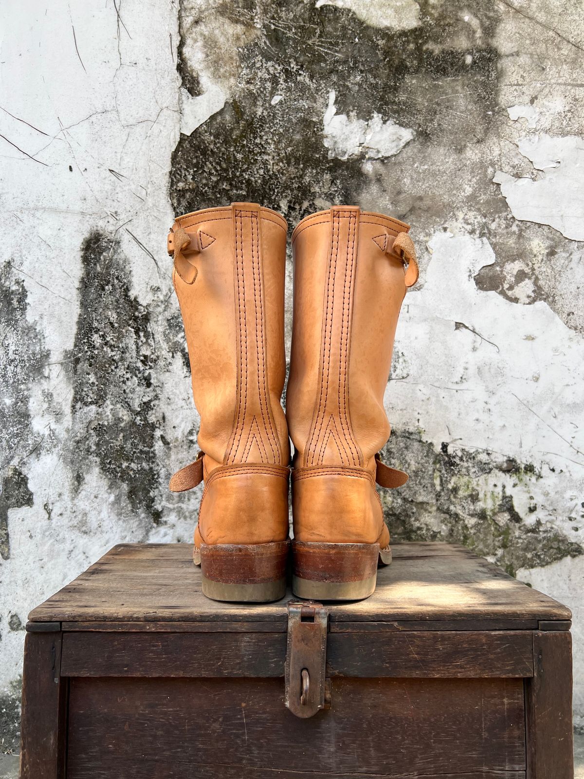 Photo by mediumraw09 on February 1, 2023 of the Wesco Boss Engineer Boot in Horween Natural Essex.