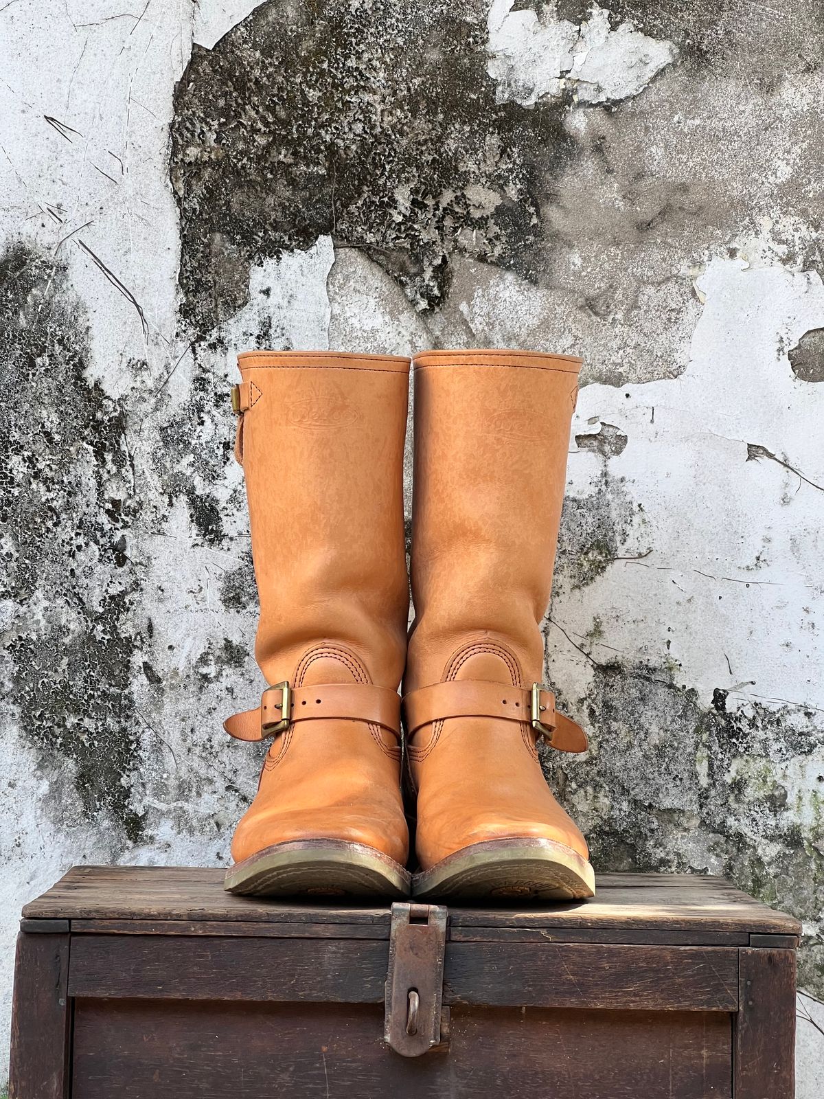 Photo by mediumraw09 on February 1, 2023 of the Wesco Boss Engineer Boot in Horween Natural Essex.