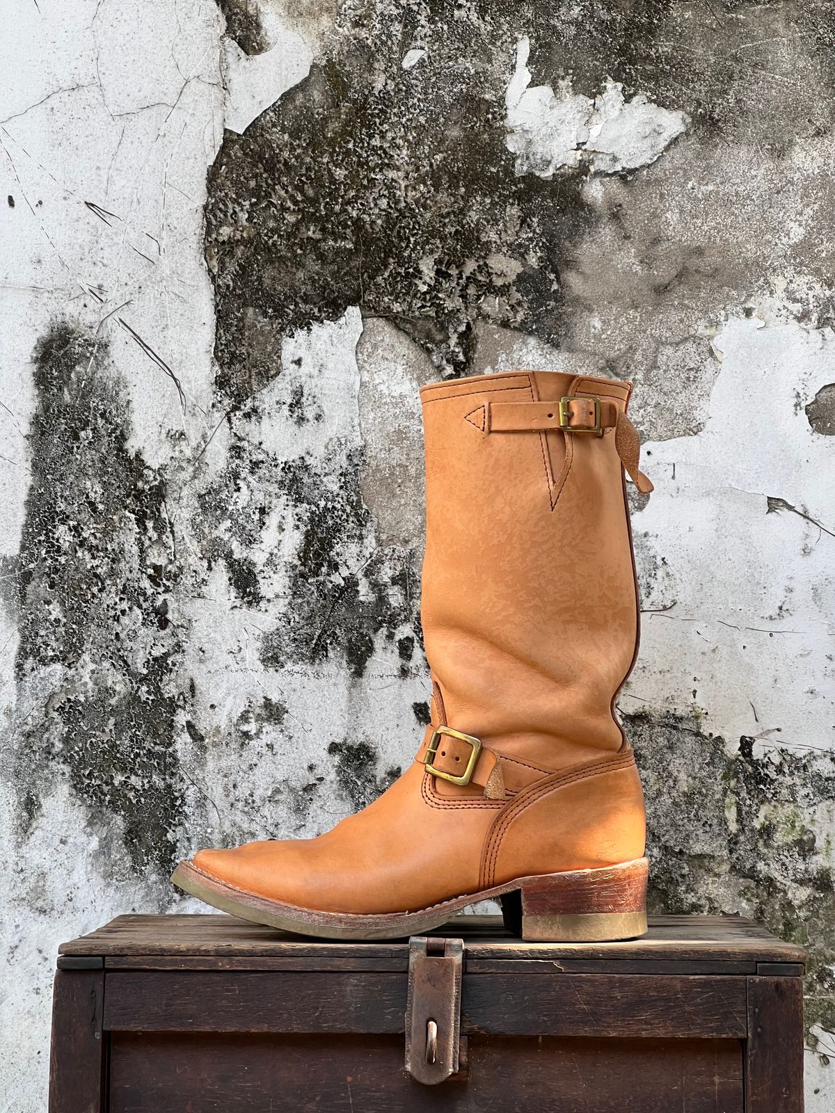 Photo by mediumraw09 on February 1, 2023 of the Wesco Boss Engineer Boot in Horween Natural Essex.