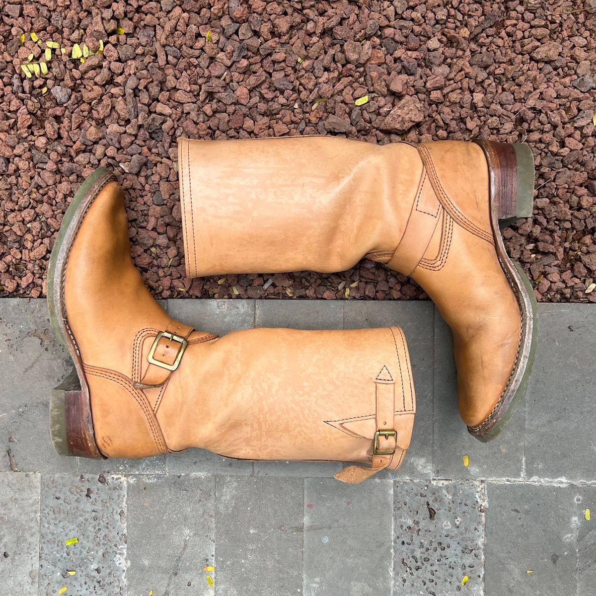Photo by mediumraw09 on February 1, 2023 of the Wesco Boss Engineer Boot in Horween Natural Essex.