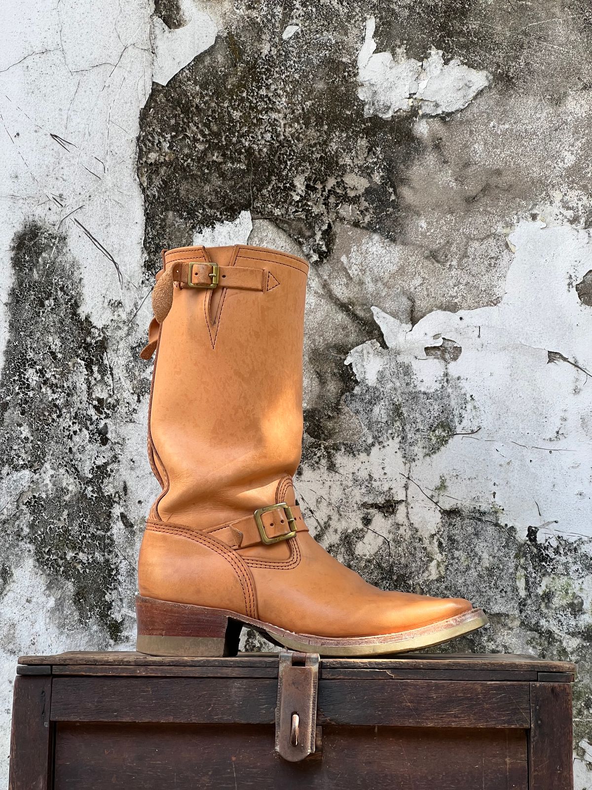 Photo by mediumraw09 on February 1, 2023 of the Wesco Boss Engineer Boot in Horween Natural Essex.