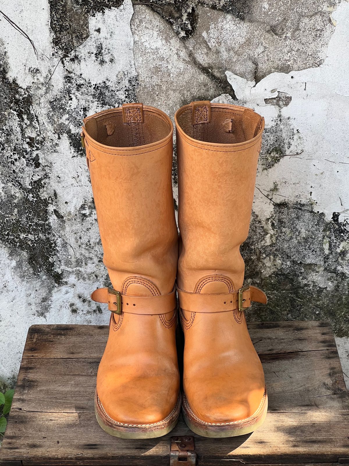 Photo by mediumraw09 on February 1, 2023 of the Wesco Boss Engineer Boot in Horween Natural Essex.