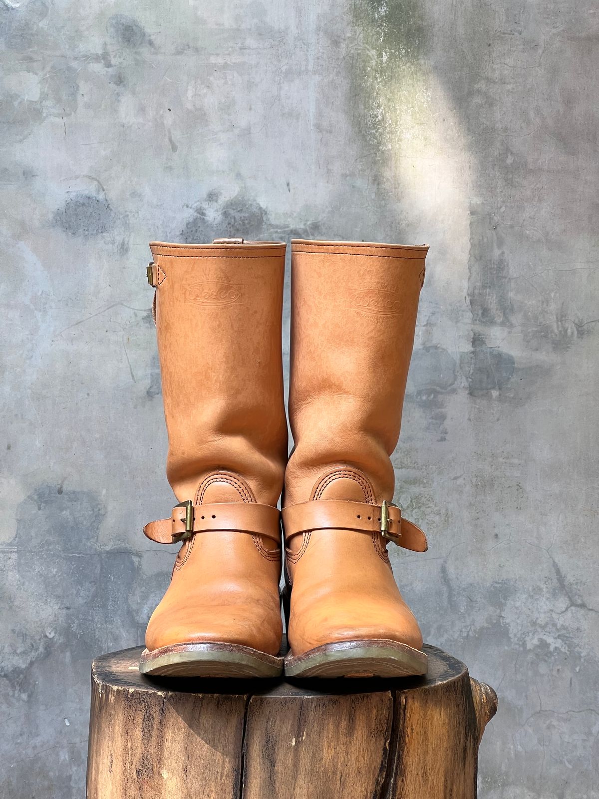 Photo by mediumraw09 on March 1, 2023 of the Wesco Boss Engineer Boot in Horween Natural Essex.