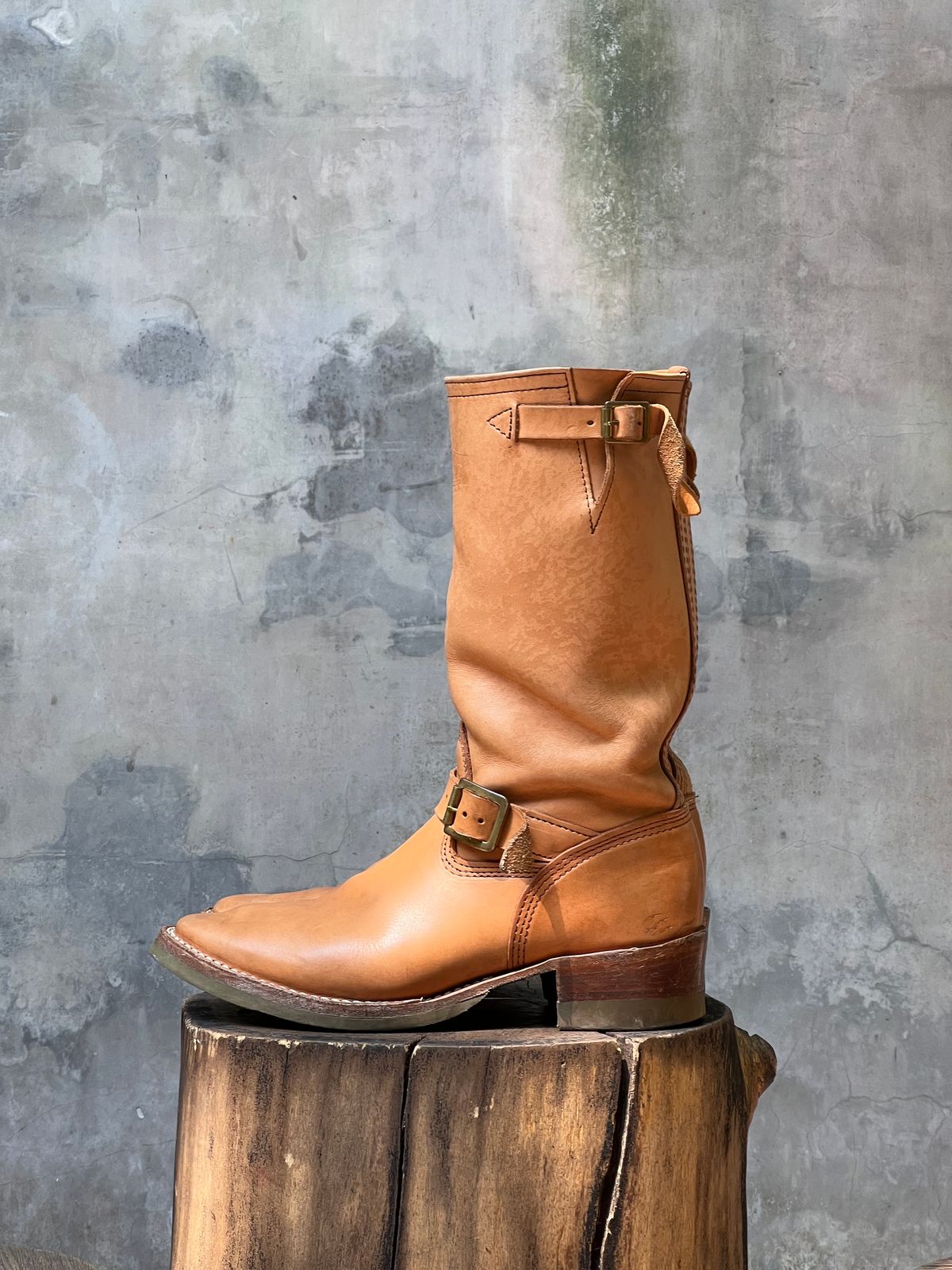 Photo by mediumraw09 on March 1, 2023 of the Wesco Boss Engineer Boot in Horween Natural Essex.