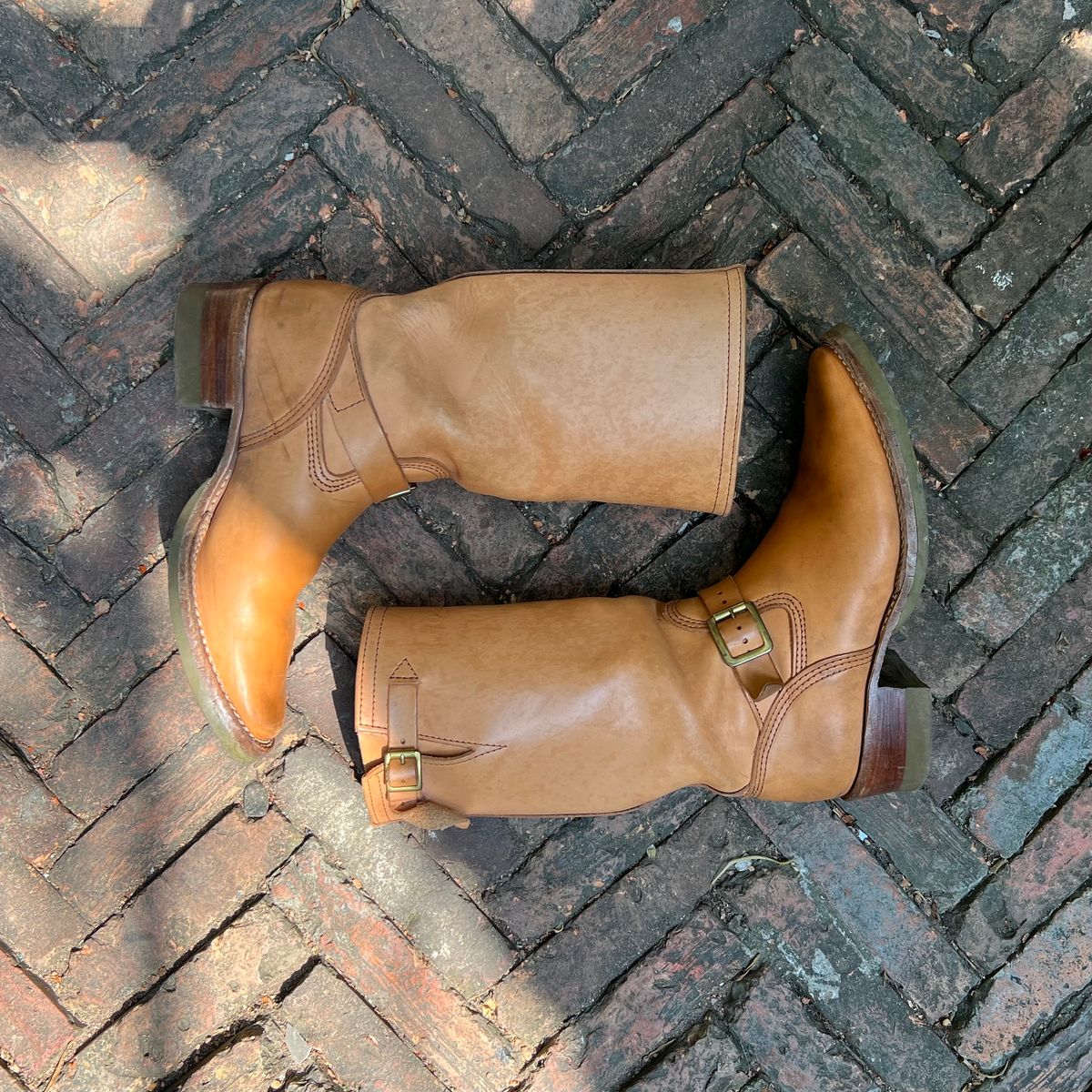 Photo by mediumraw09 on March 1, 2023 of the Wesco Boss Engineer Boot in Horween Natural Essex.