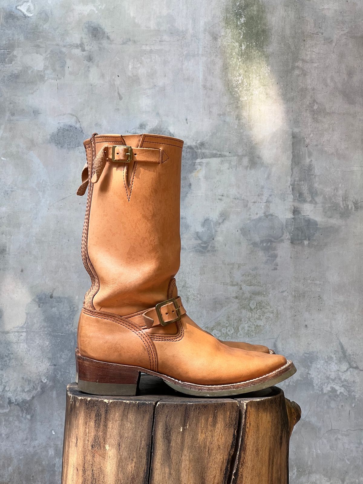Photo by mediumraw09 on March 1, 2023 of the Wesco Boss Engineer Boot in Horween Natural Essex.