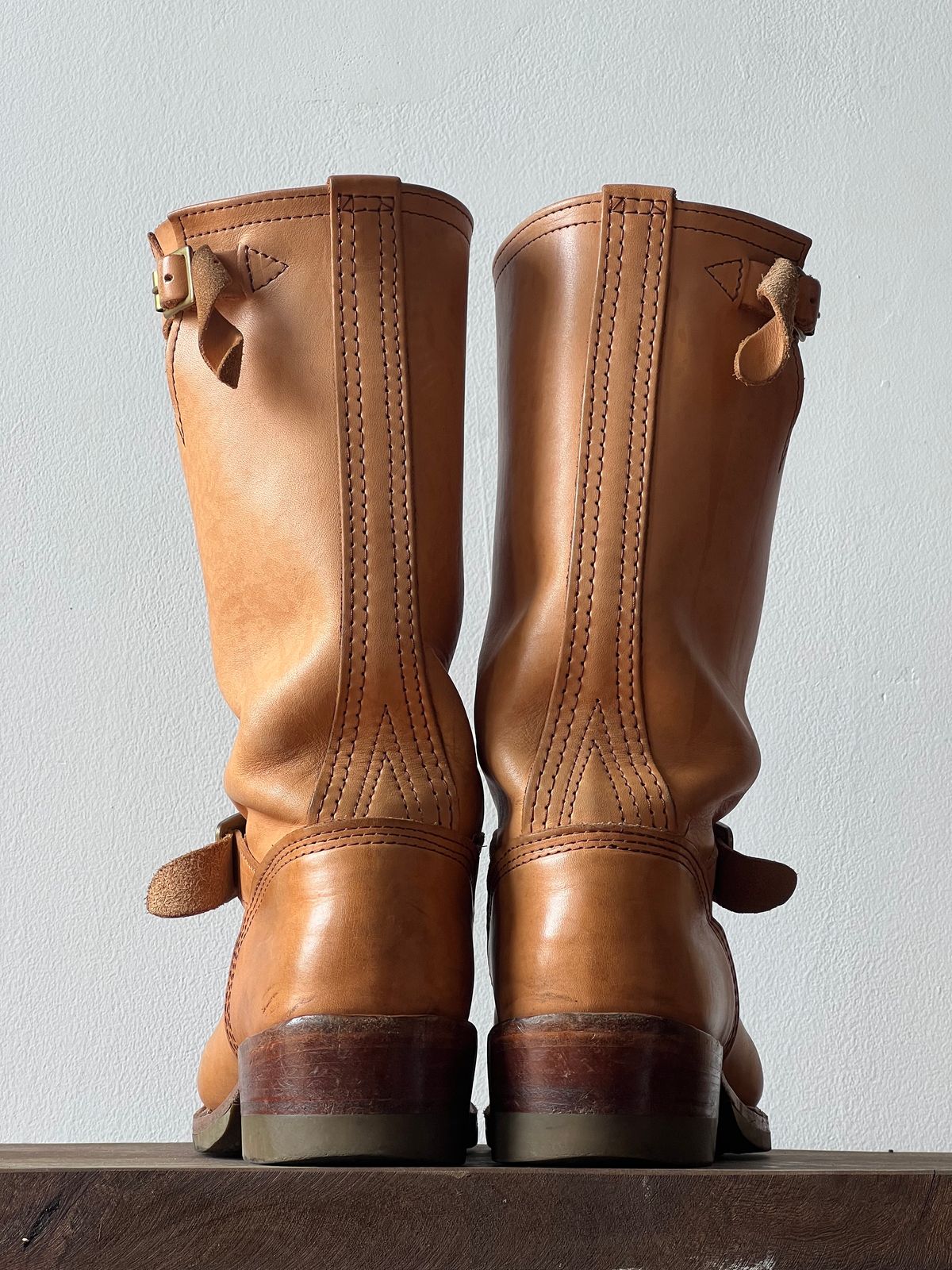 Photo by mediumraw09 on April 3, 2023 of the Wesco Boss Engineer Boot in Horween Natural Essex.
