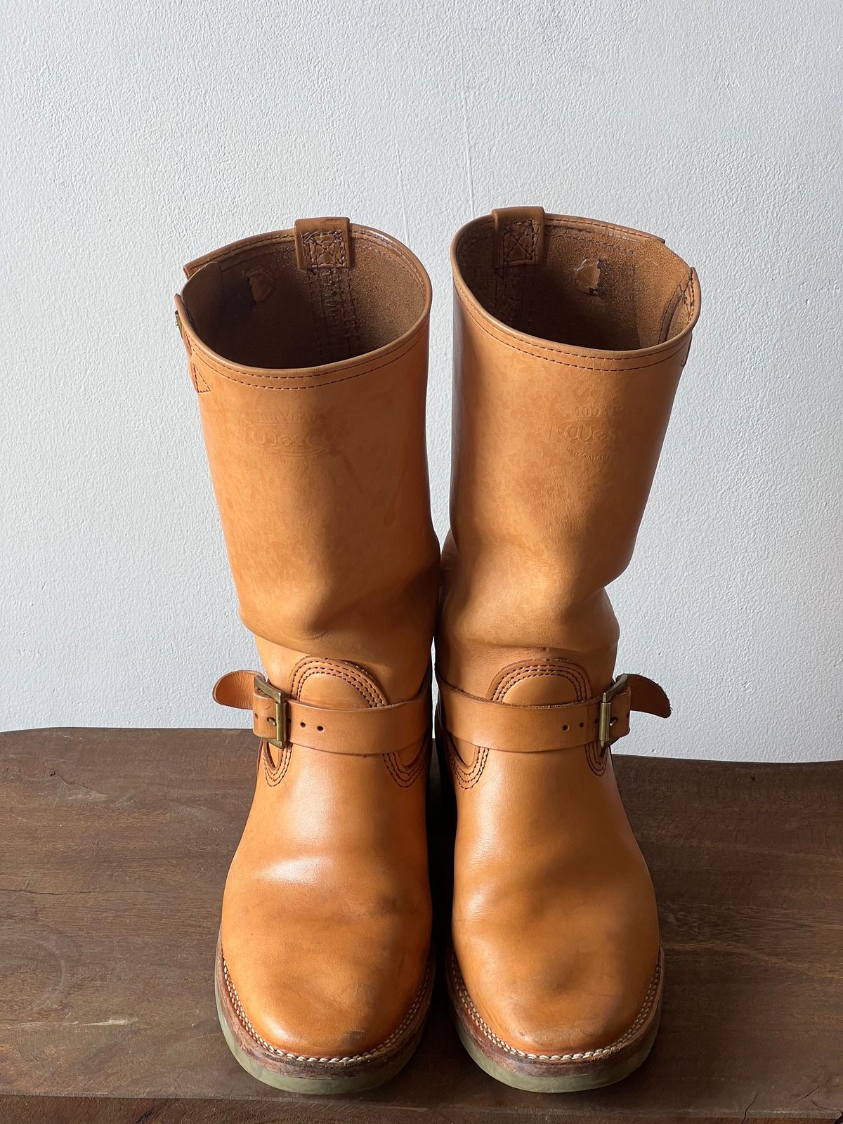 Photo by mediumraw09 on April 3, 2023 of the Wesco Boss Engineer Boot in Horween Natural Essex.