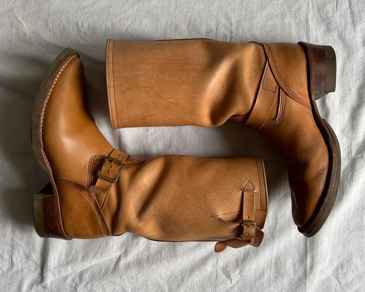 Photo by mediumraw09 on April 3, 2023 of the Wesco Boss Engineer Boot in Horween Natural Essex.