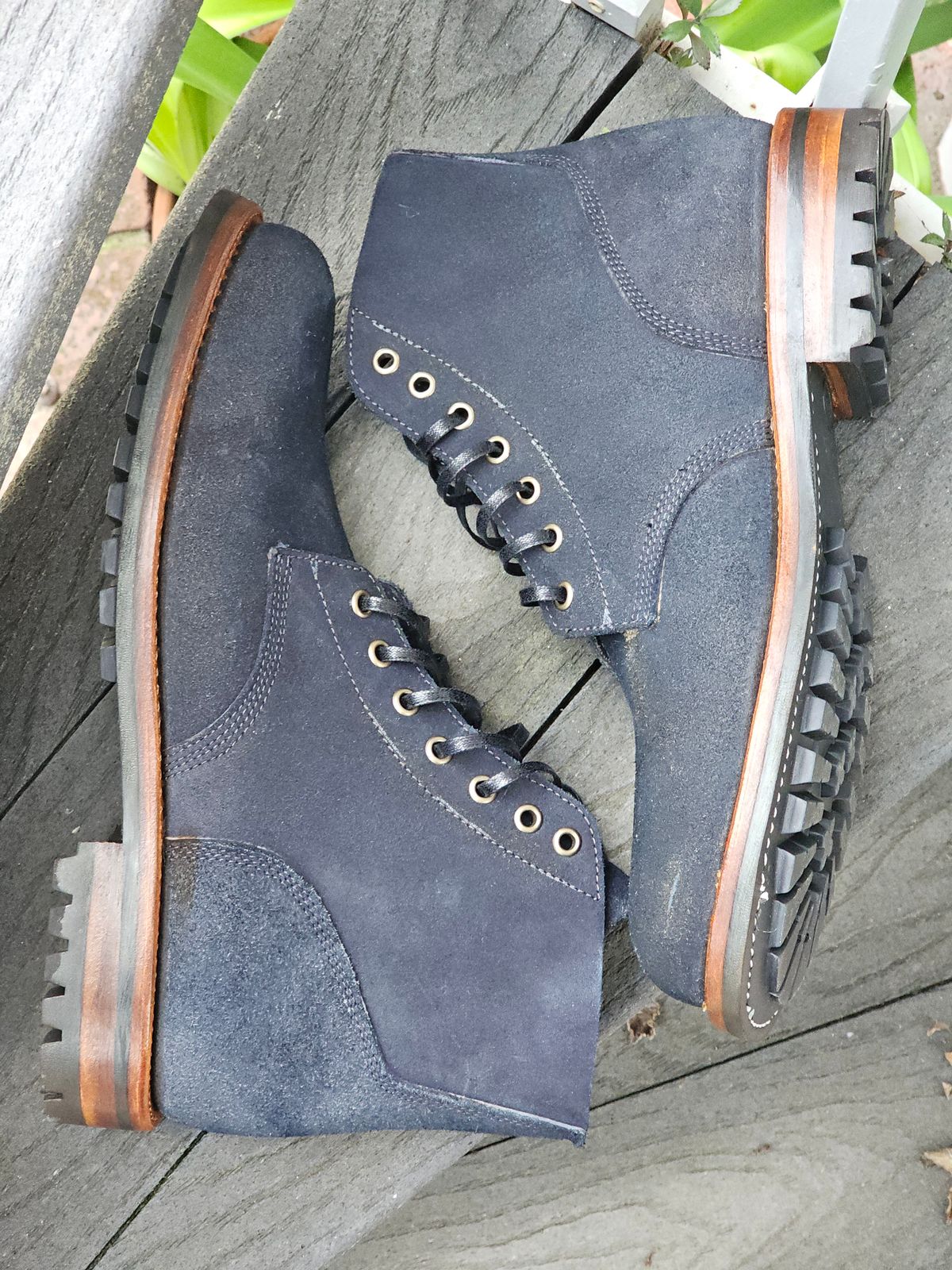 Photo by basboy on October 1, 2023 of the Oak Street Bootmakers Field Boot in Horween Natural Indigo Chromexcel Roughout.