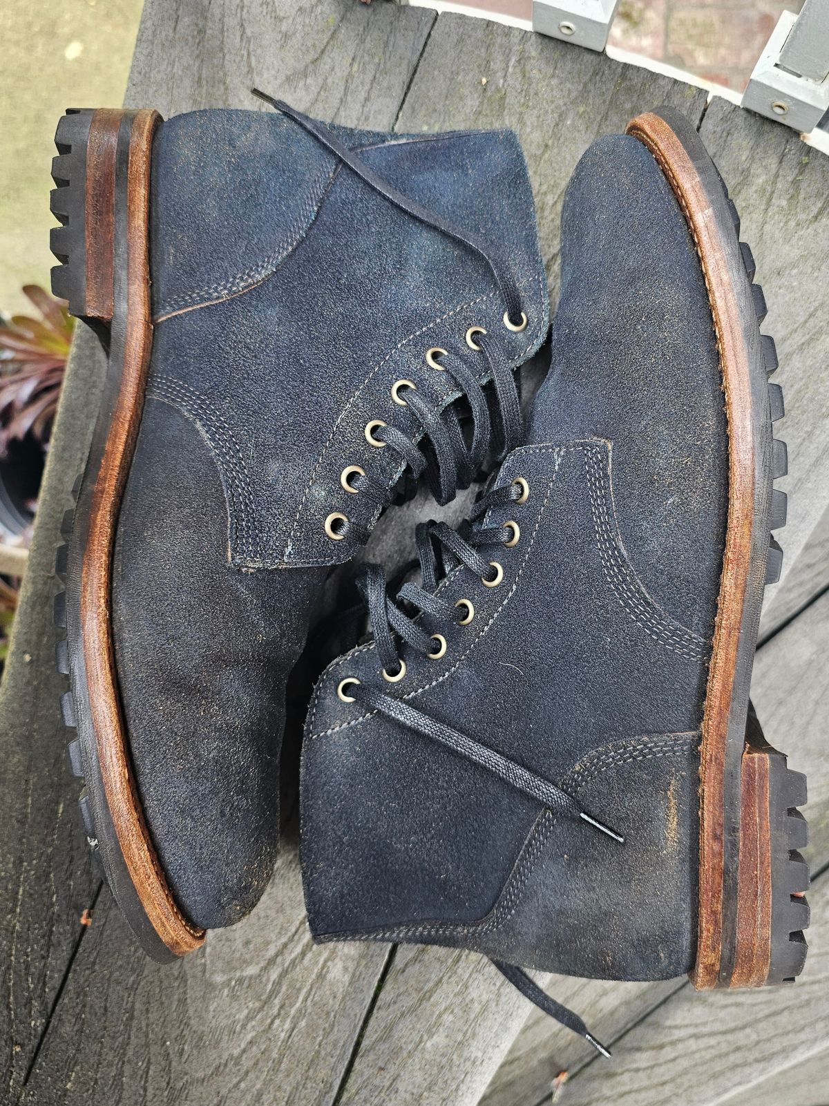 Photo by basboy on April 5, 2024 of the Oak Street Bootmakers Field Boot in Horween Natural Indigo Chromexcel Roughout.