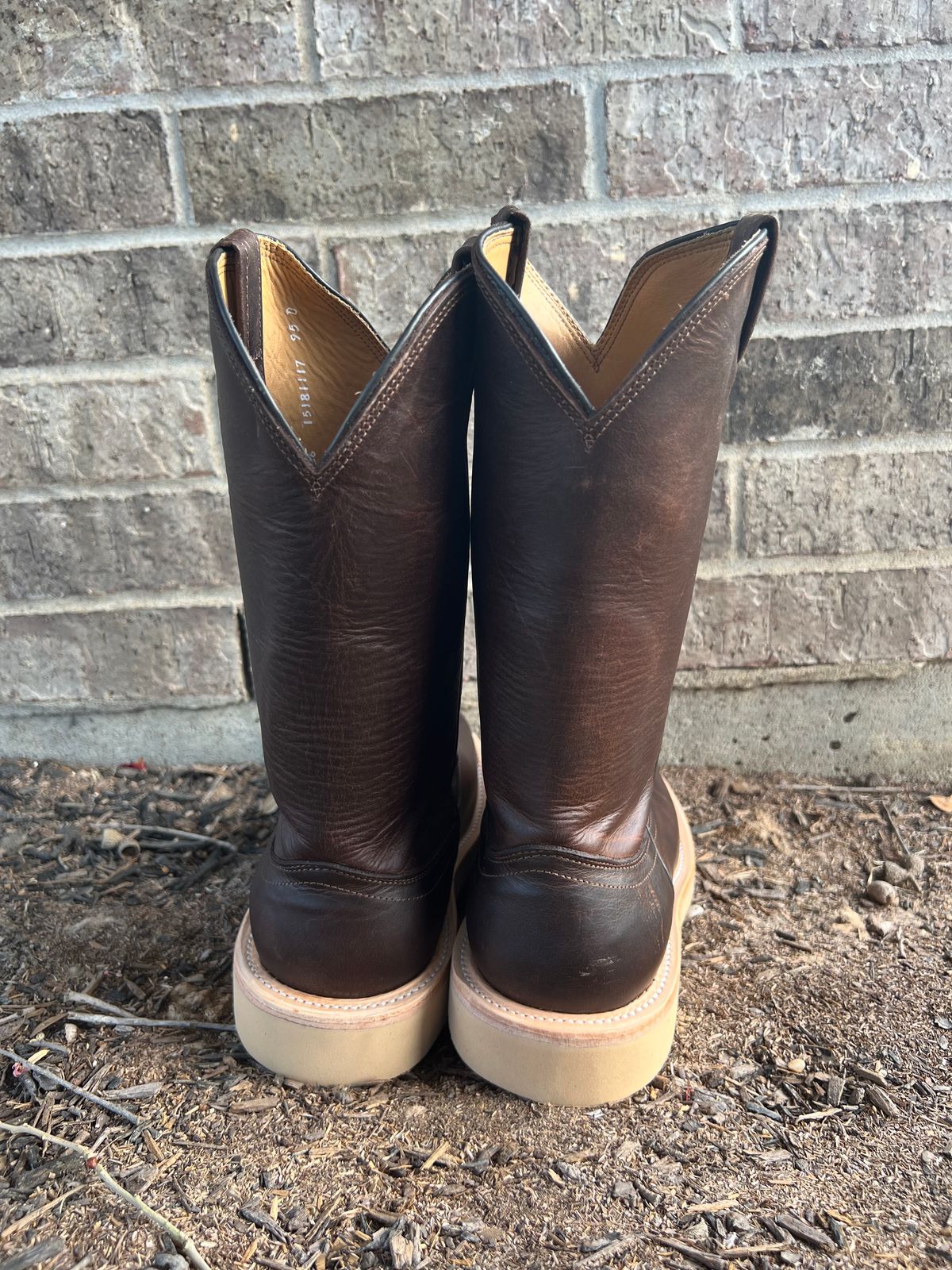 Photo by horriblepapas10 on October 5, 2022 of the Fenoglio Round Toe Work Boots in Chocolate Fuji.