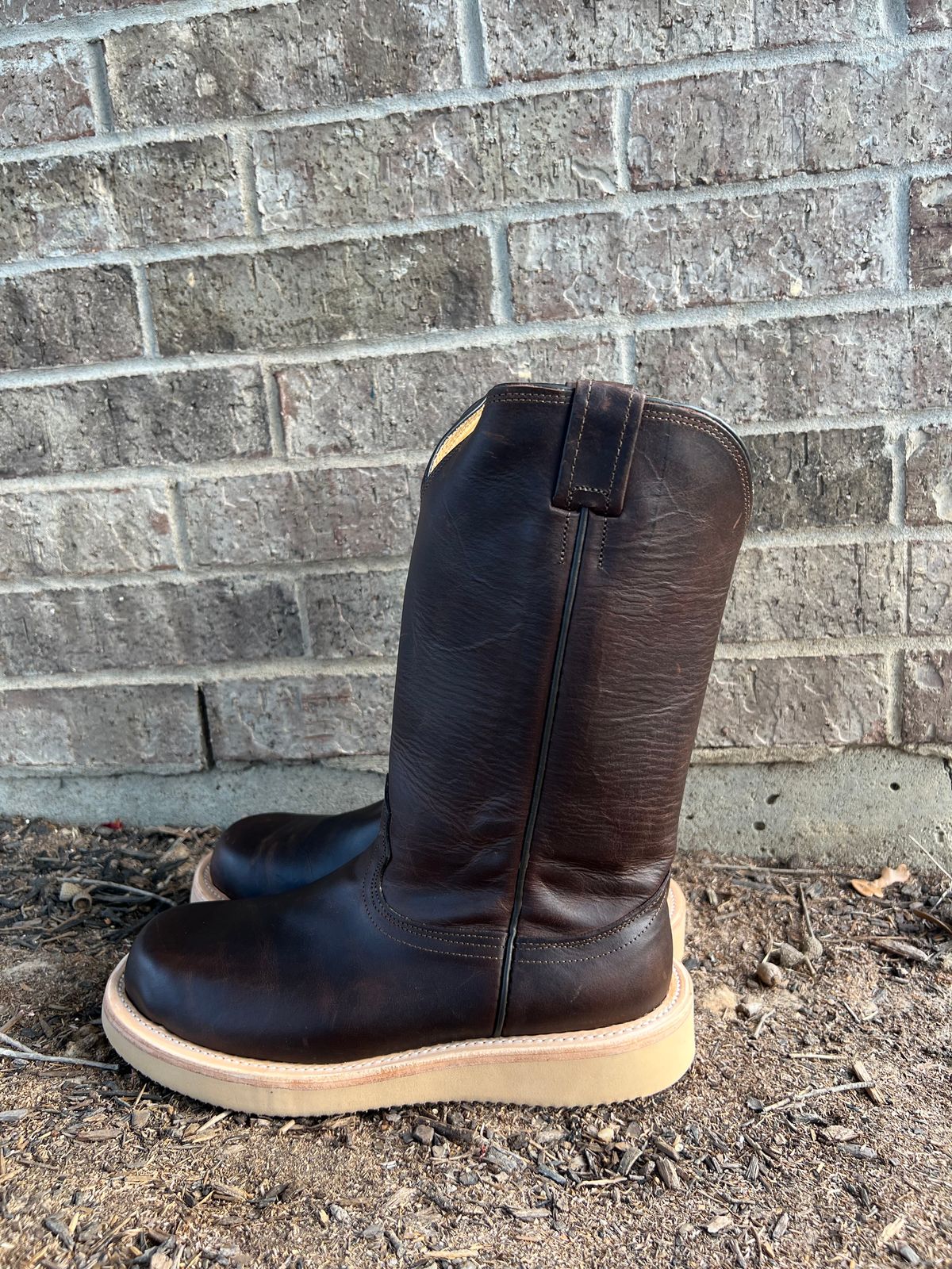 Photo by horriblepapas10 on October 5, 2022 of the Fenoglio Round Toe Work Boots in Chocolate Fuji.