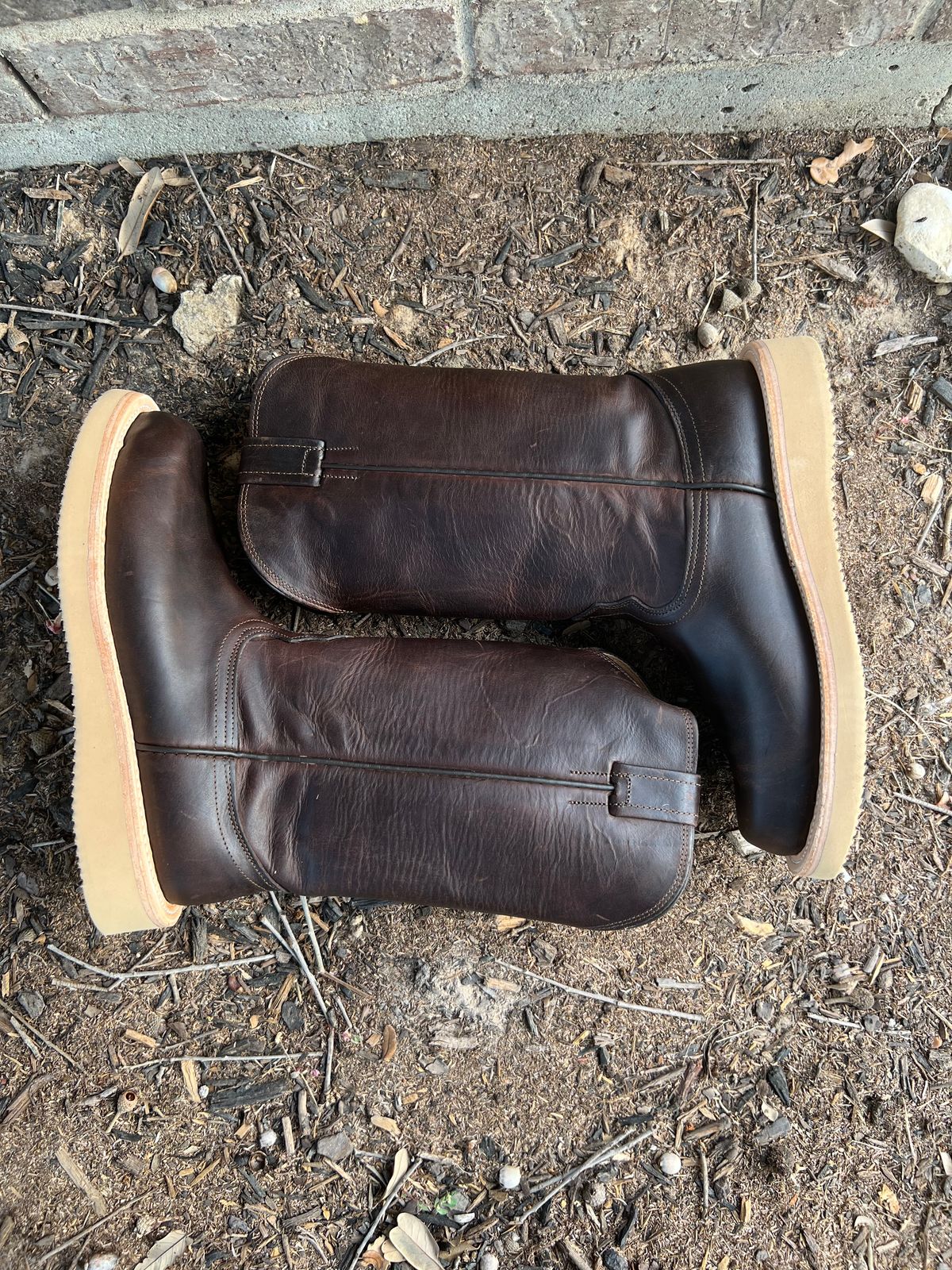 Photo by horriblepapas10 on October 5, 2022 of the Fenoglio Round Toe Work Boots in Chocolate Fuji.