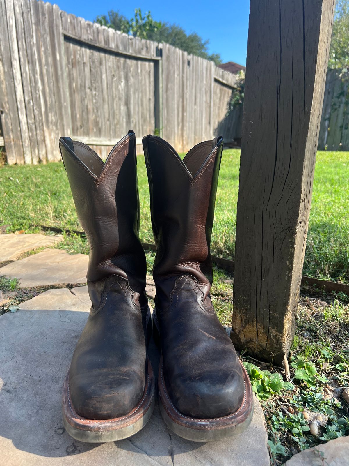 Photo by horriblepapas10 on November 6, 2022 of the Fenoglio Round Toe Work Boots in Chocolate Fuji.