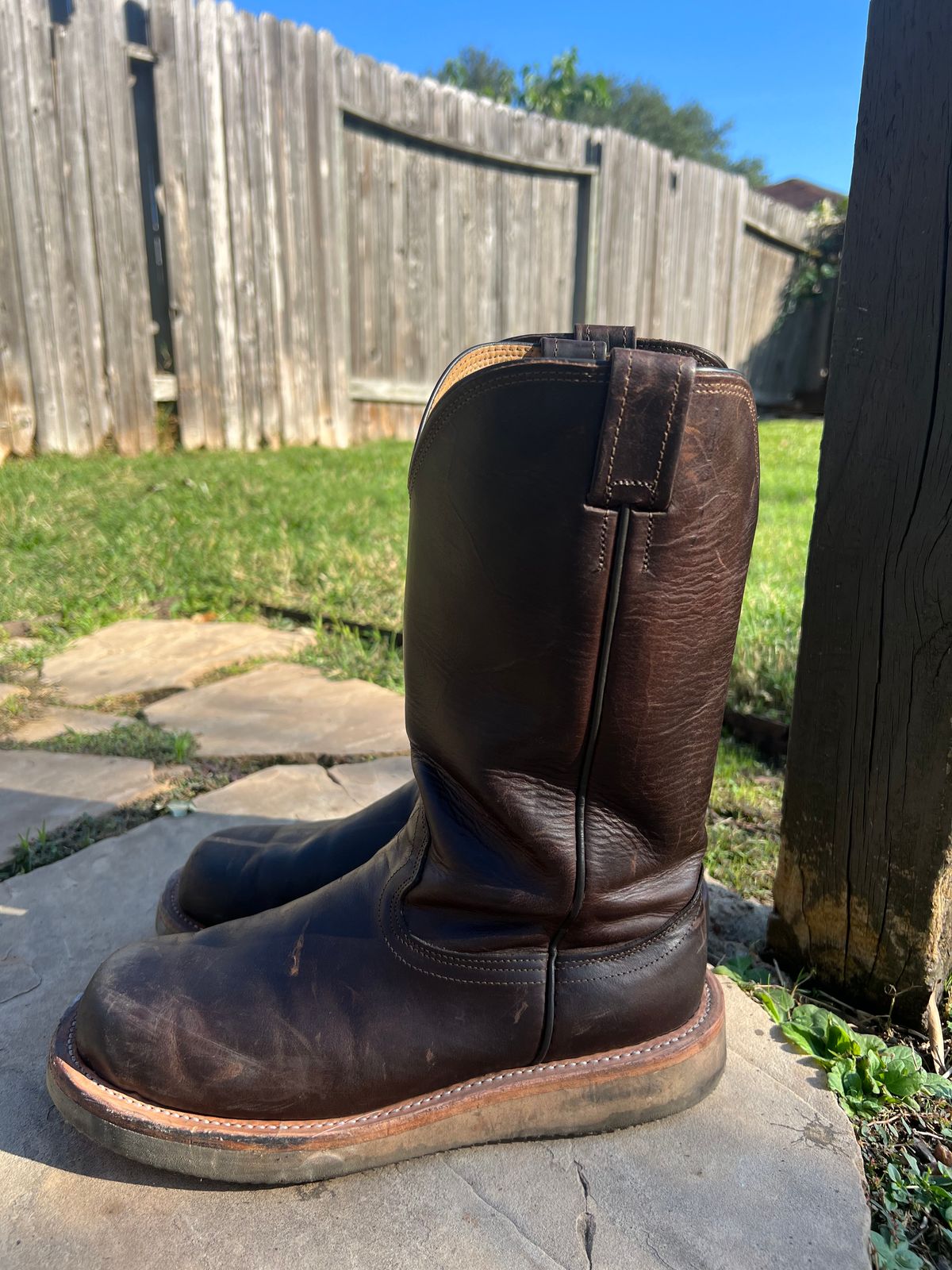 Photo by horriblepapas10 on November 6, 2022 of the Fenoglio Round Toe Work Boots in Chocolate Fuji.