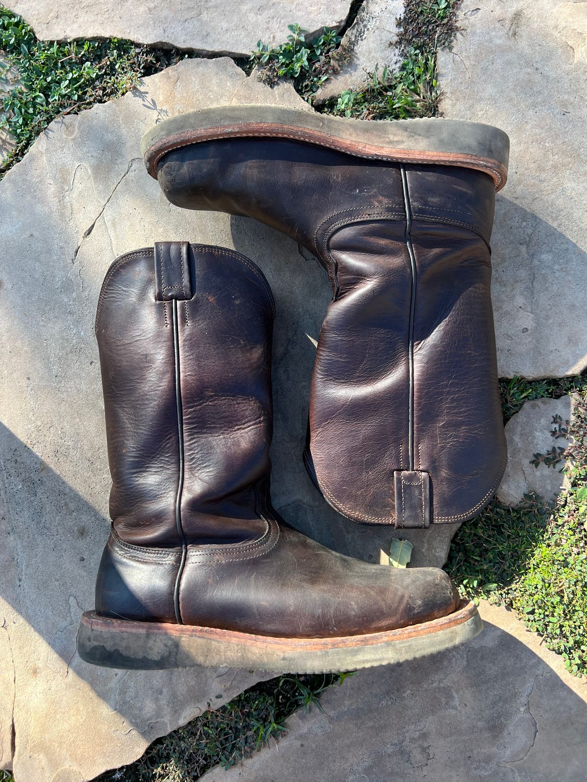 Photo by horriblepapas10 on November 6, 2022 of the Fenoglio Round Toe Work Boots in Chocolate Fuji.
