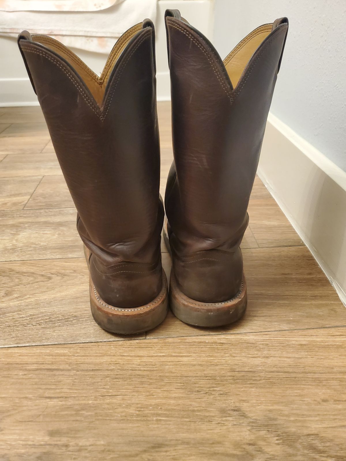 Photo by horriblepapas10 on December 6, 2022 of the Fenoglio Round Toe Work Boots in Chocolate Fuji.