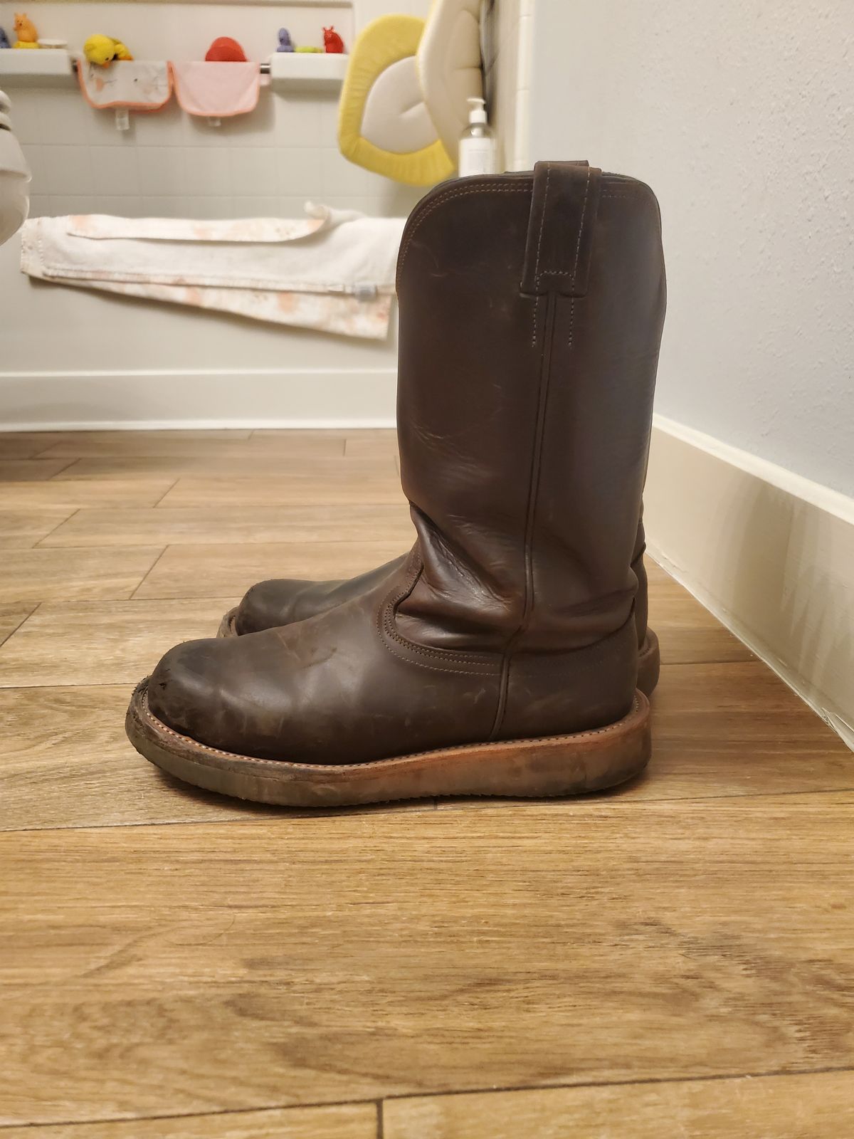 Photo by horriblepapas10 on December 6, 2022 of the Fenoglio Round Toe Work Boots in Chocolate Fuji.