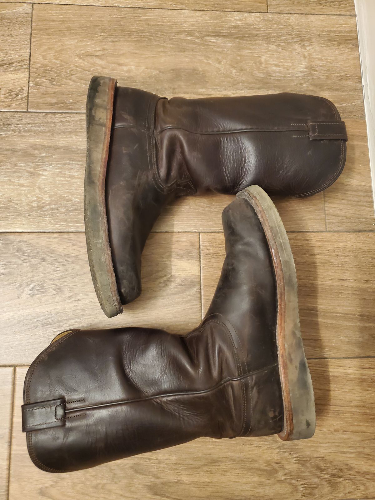 Photo by horriblepapas10 on December 6, 2022 of the Fenoglio Round Toe Work Boots in Chocolate Fuji.
