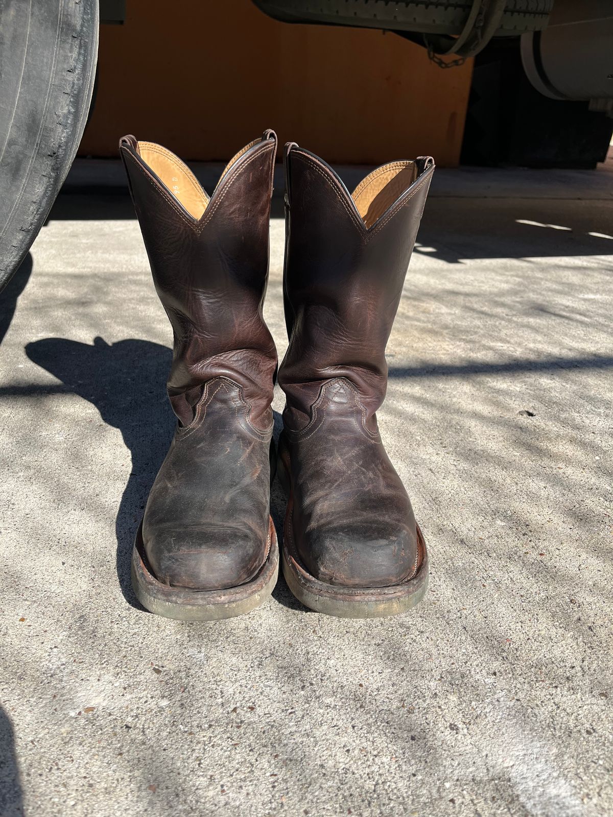Photo by horriblepapas10 on January 6, 2023 of the Fenoglio Round Toe Work Boots in Chocolate Fuji.