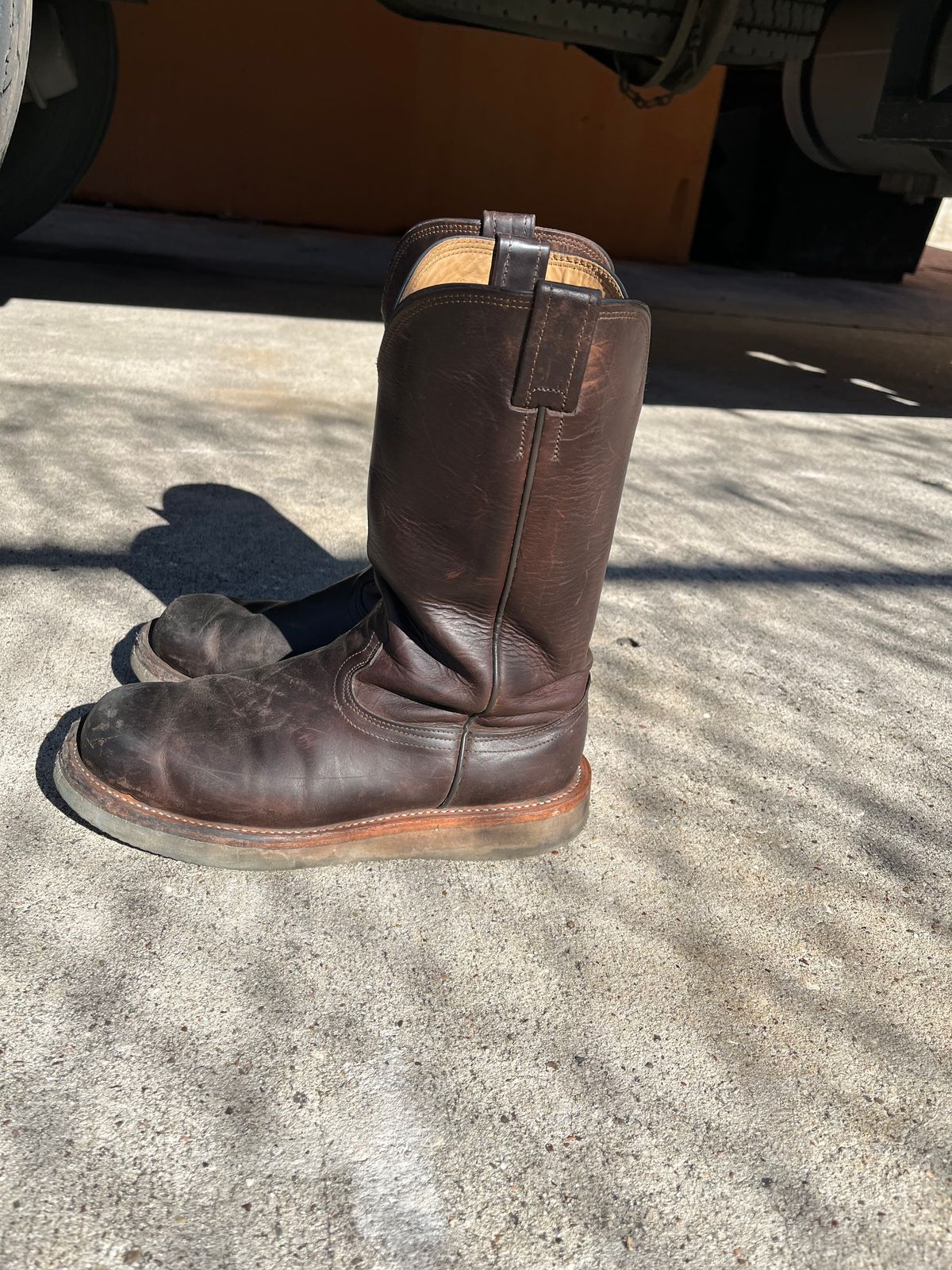 Photo by horriblepapas10 on January 6, 2023 of the Fenoglio Round Toe Work Boots in Chocolate Fuji.
