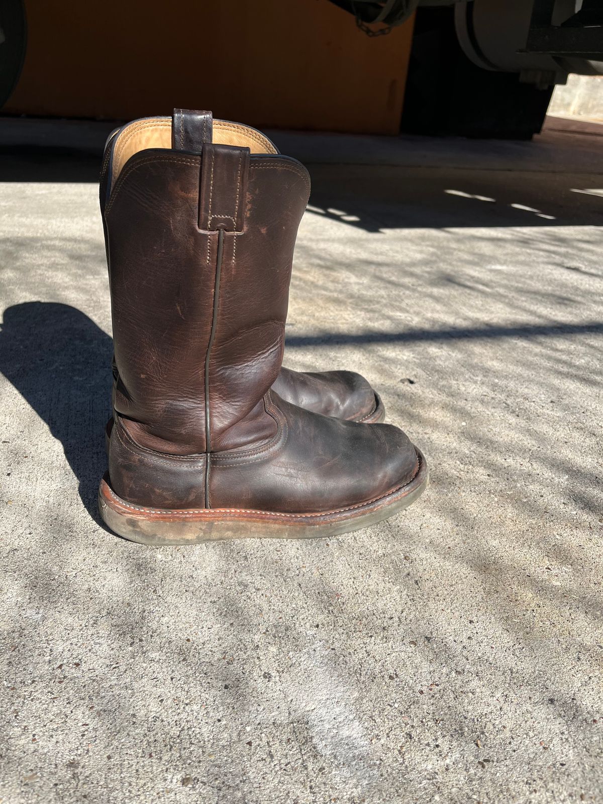 Photo by horriblepapas10 on January 6, 2023 of the Fenoglio Round Toe Work Boots in Chocolate Fuji.