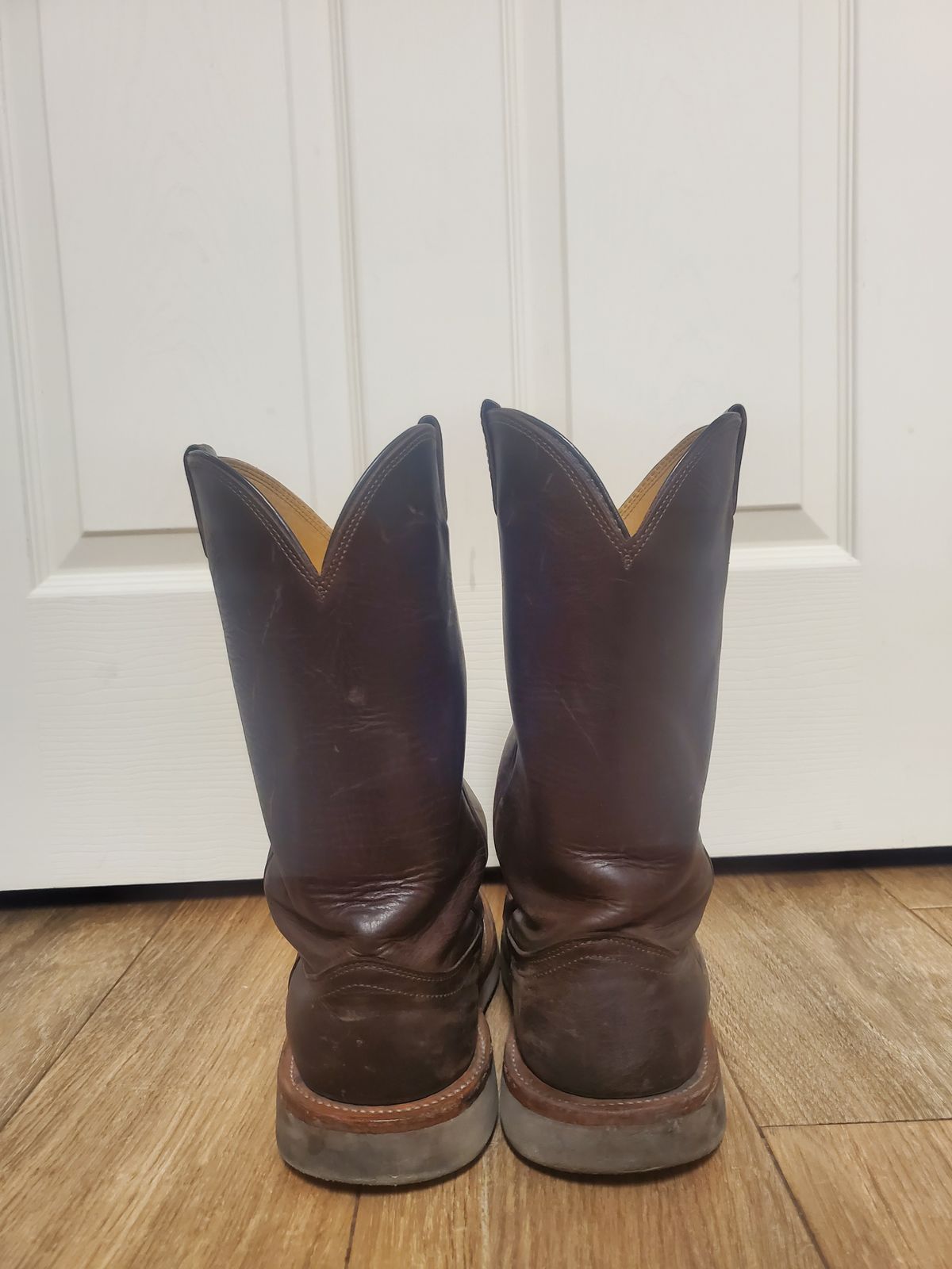 Photo by horriblepapas10 on February 6, 2023 of the Fenoglio Round Toe Work Boots in Chocolate Fuji.