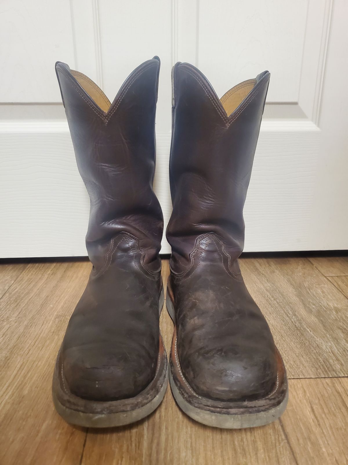 Photo by horriblepapas10 on February 6, 2023 of the Fenoglio Round Toe Work Boots in Chocolate Fuji.