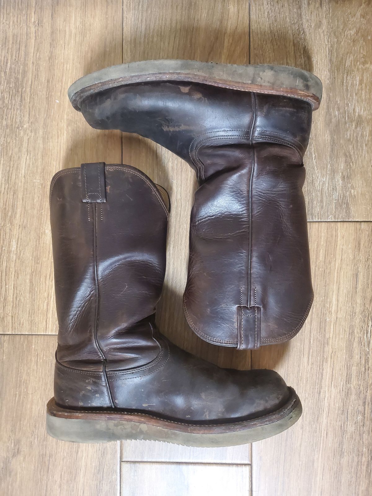 Photo by horriblepapas10 on February 6, 2023 of the Fenoglio Round Toe Work Boots in Chocolate Fuji.