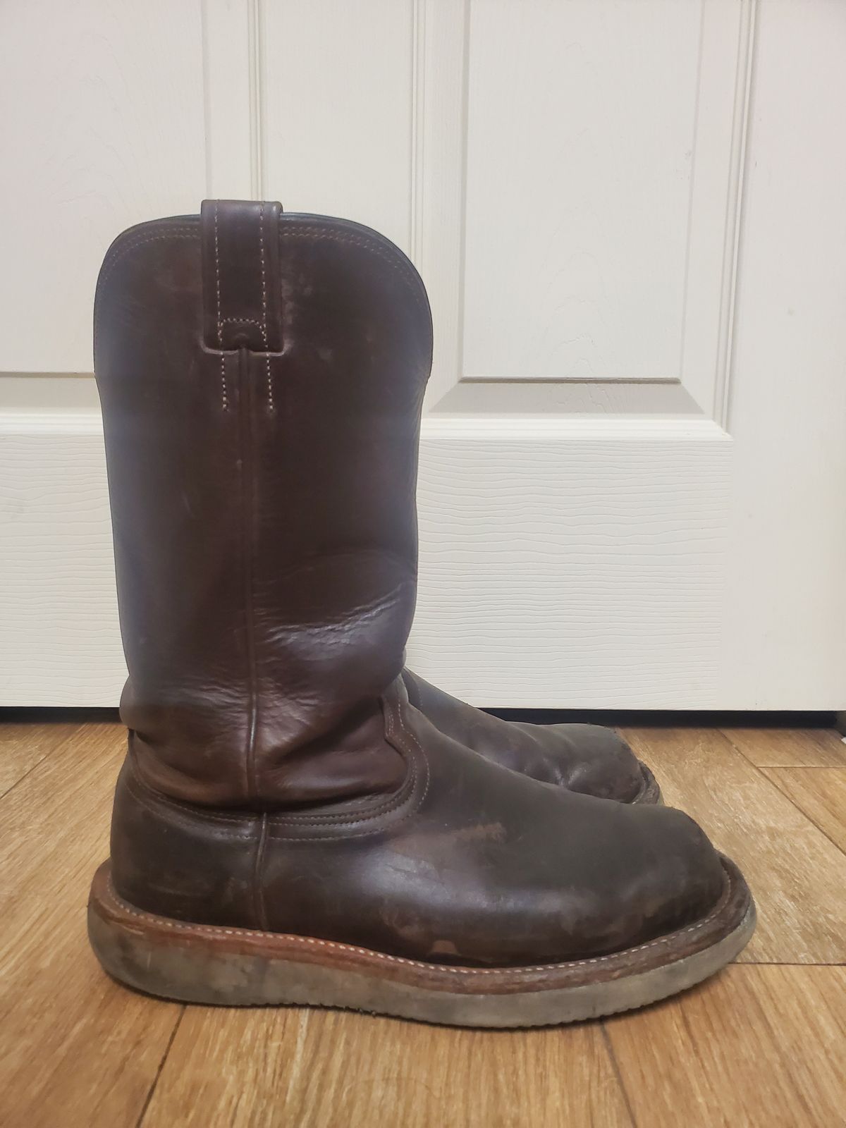 Photo by horriblepapas10 on February 6, 2023 of the Fenoglio Round Toe Work Boots in Chocolate Fuji.