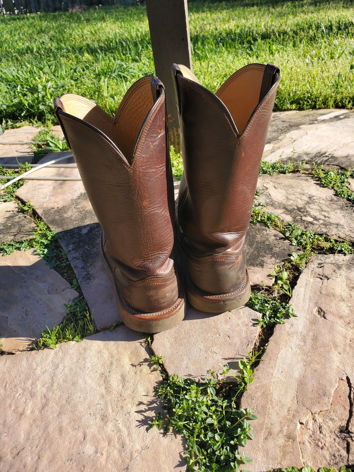 Photo by horriblepapas10 on March 3, 2023 of the Fenoglio Round Toe Work Boots in Chocolate Fuji.