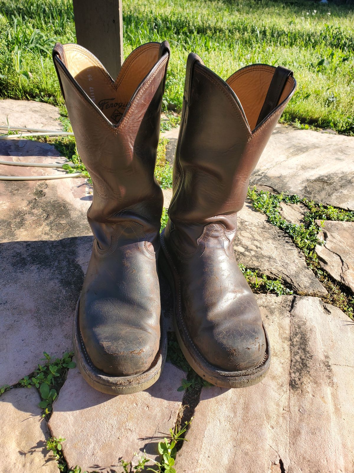 Photo by horriblepapas10 on March 3, 2023 of the Fenoglio Round Toe Work Boots in Chocolate Fuji.