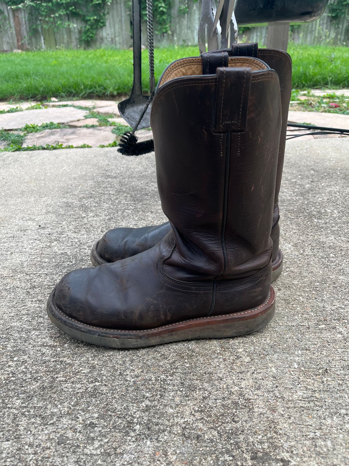 Photo by horriblepapas10 on April 3, 2023 of the Fenoglio Round Toe Work Boots in Chocolate Fuji.