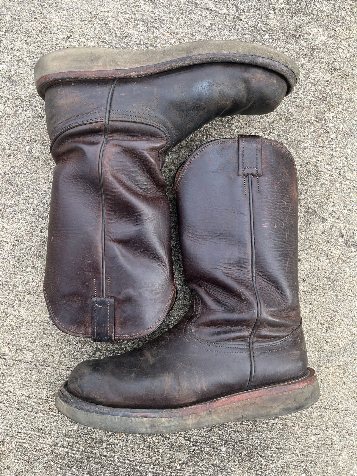 Photo by horriblepapas10 on April 3, 2023 of the Fenoglio Round Toe Work Boots in Chocolate Fuji.