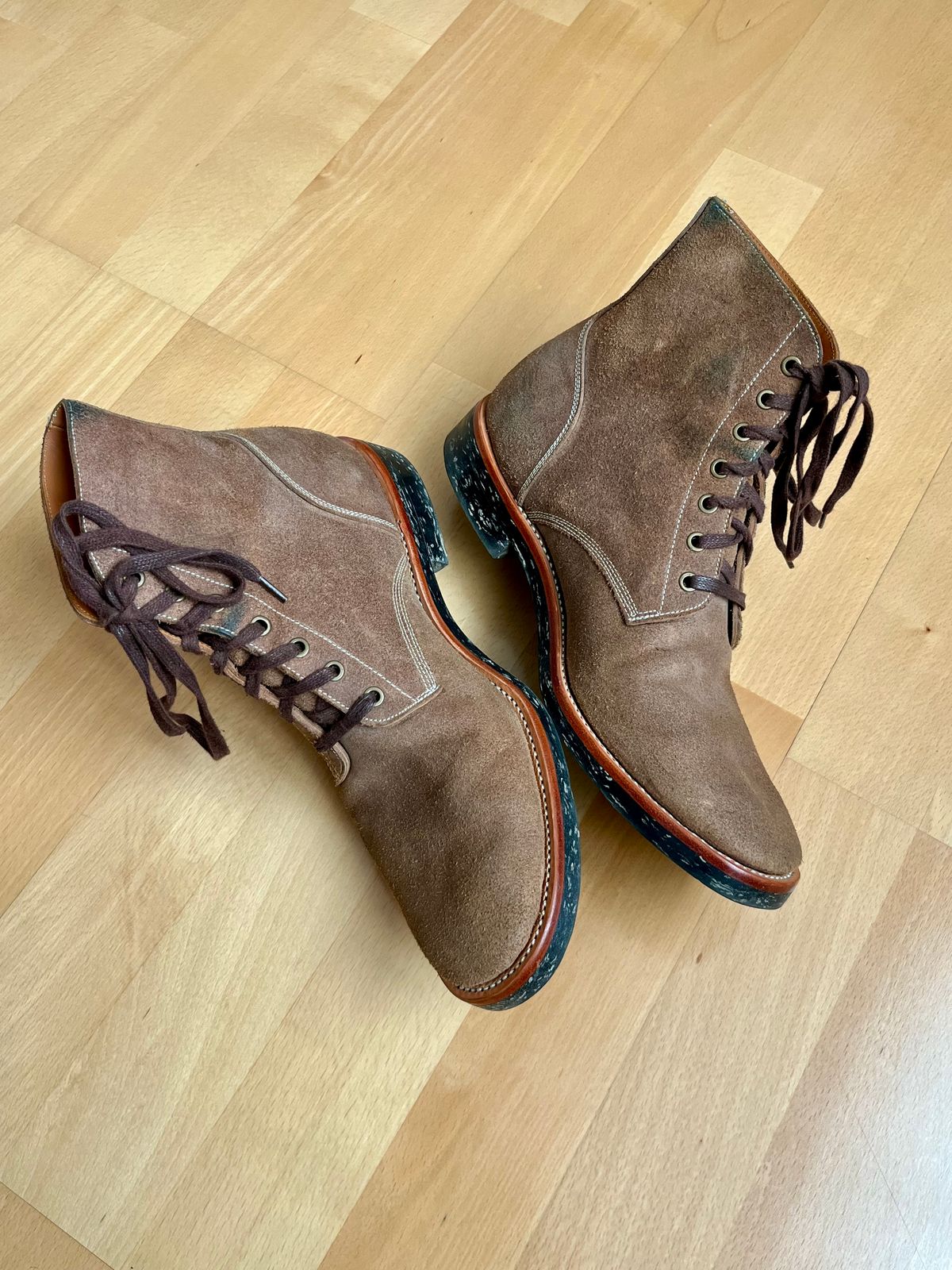 Photo by mr_spud on August 15, 2025 of the Briselblack The Hawk in Horween Natural Chromexcel Roughout.
