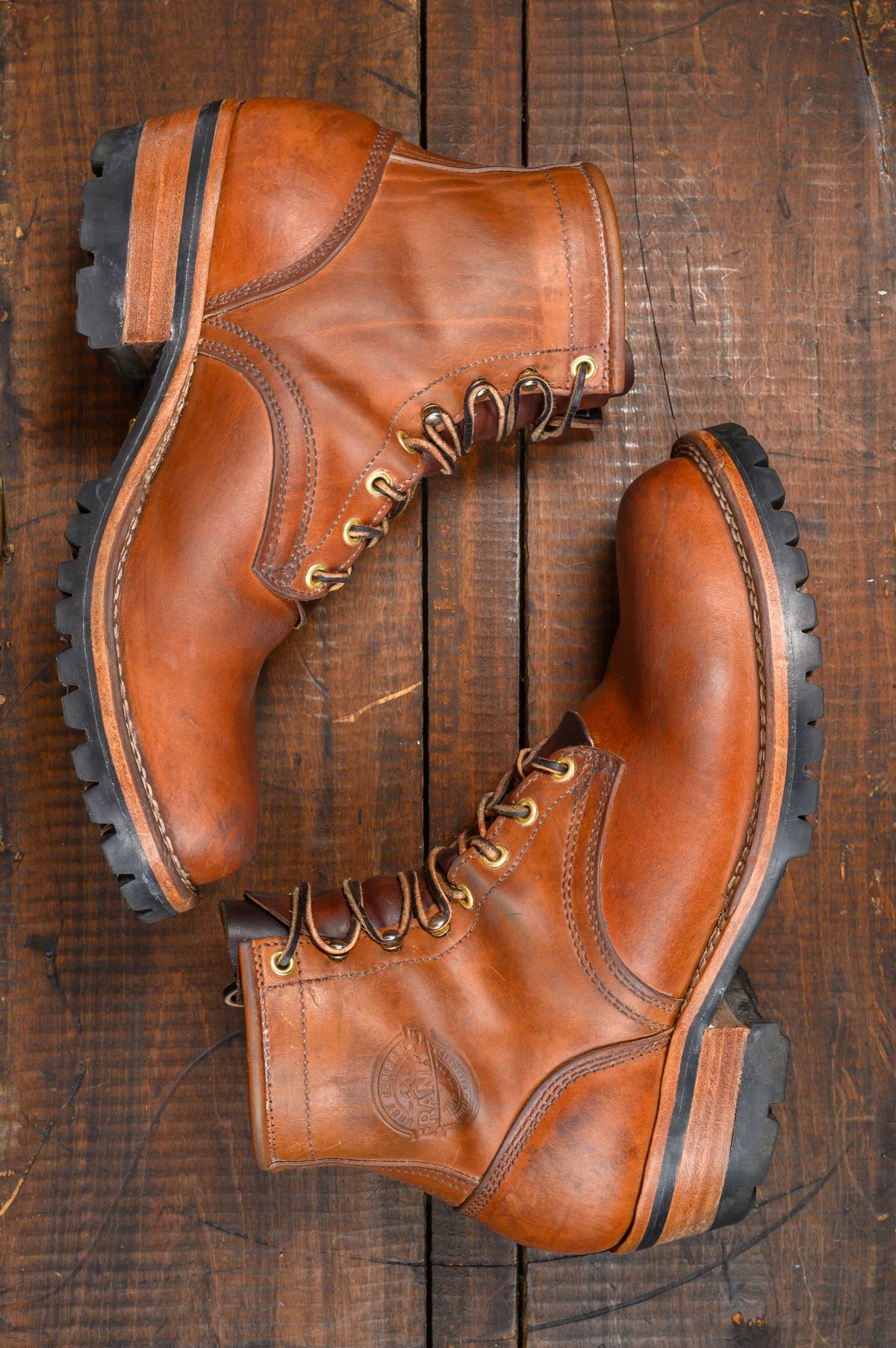 Photo by CarmineJackLeather on March 5, 2024 of the Frank's Boots Wilshire in J&FJ Baker Natural Oak Bark Tanned Harness.