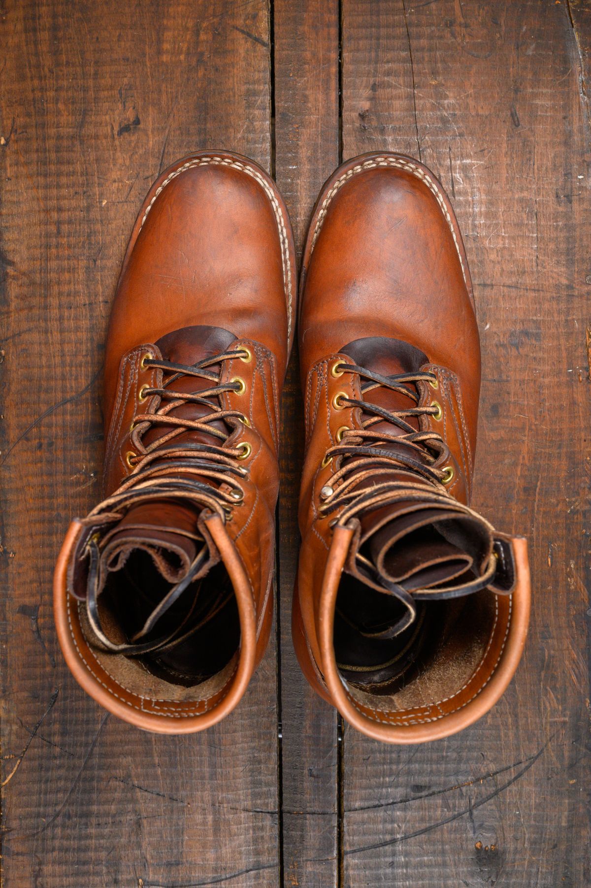 Photo by CarmineJackLeather on March 5, 2024 of the Frank's Boots Wilshire in J&FJ Baker Natural Oak Bark Tanned Harness.