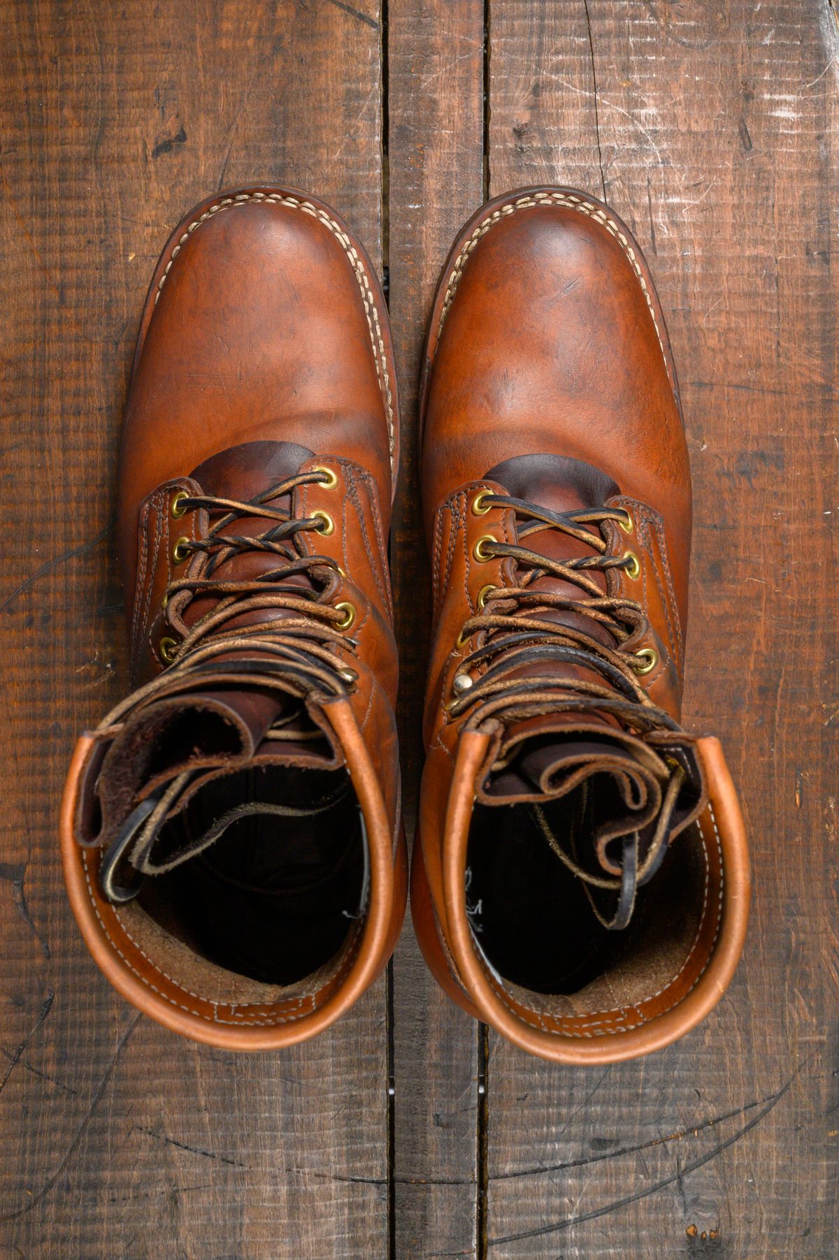 Photo by CarmineJackLeather on April 5, 2024 of the Frank's Boots Wilshire in J&FJ Baker Natural Oak Bark Tanned Harness.