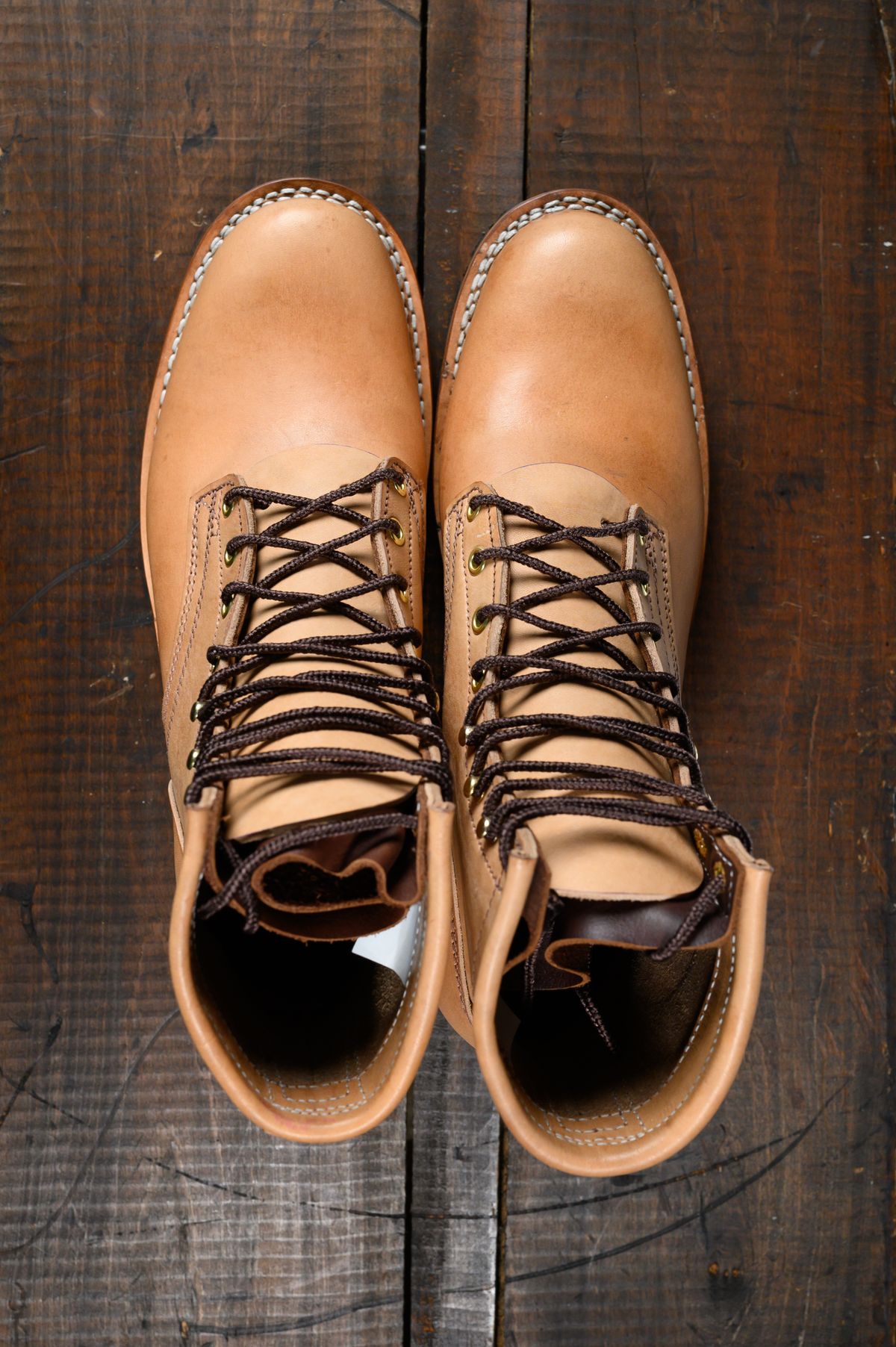 Photo by CarmineJackLeather on October 8, 2023 of the Frank's Boots Wilshire in J&FJ Baker Natural Oak Bark Tanned Harness.