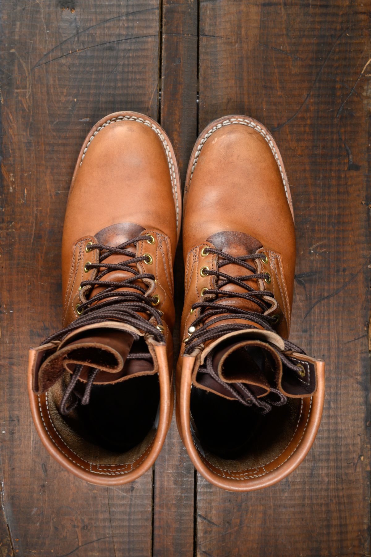 Photo by CarmineJackLeather on November 5, 2023 of the Frank's Boots Wilshire in J&FJ Baker Natural Oak Bark Tanned Harness.