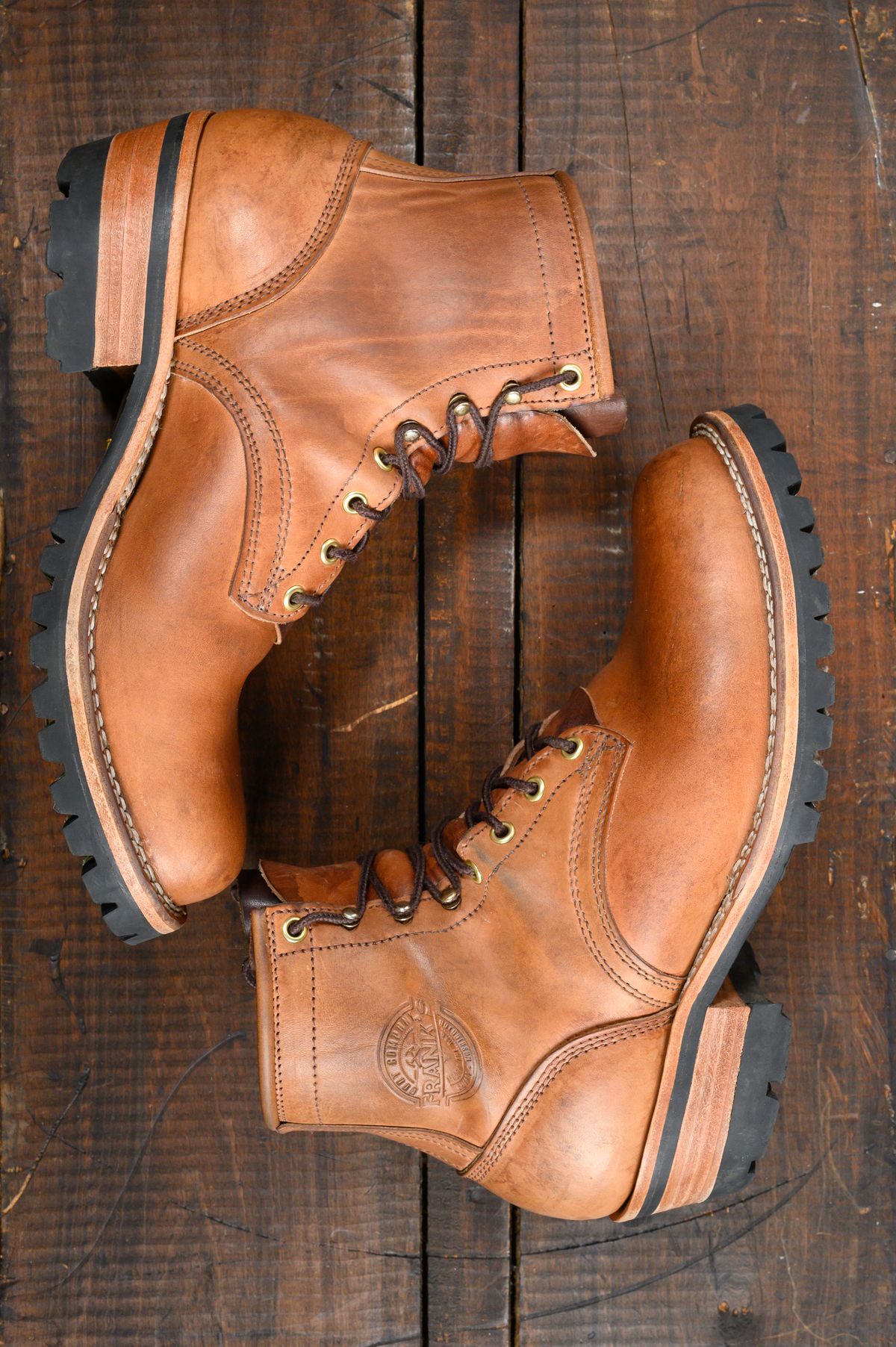 Photo by CarmineJackLeather on December 5, 2023 of the Frank's Boots Wilshire in J&FJ Baker Natural Oak Bark Tanned Harness.