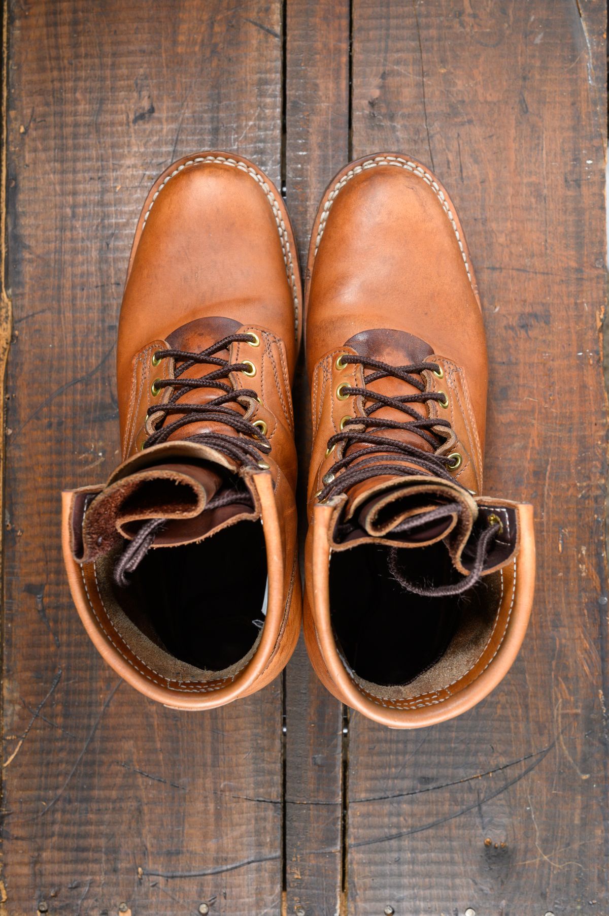 Photo by CarmineJackLeather on December 5, 2023 of the Frank's Boots Wilshire in J&FJ Baker Natural Oak Bark Tanned Harness.